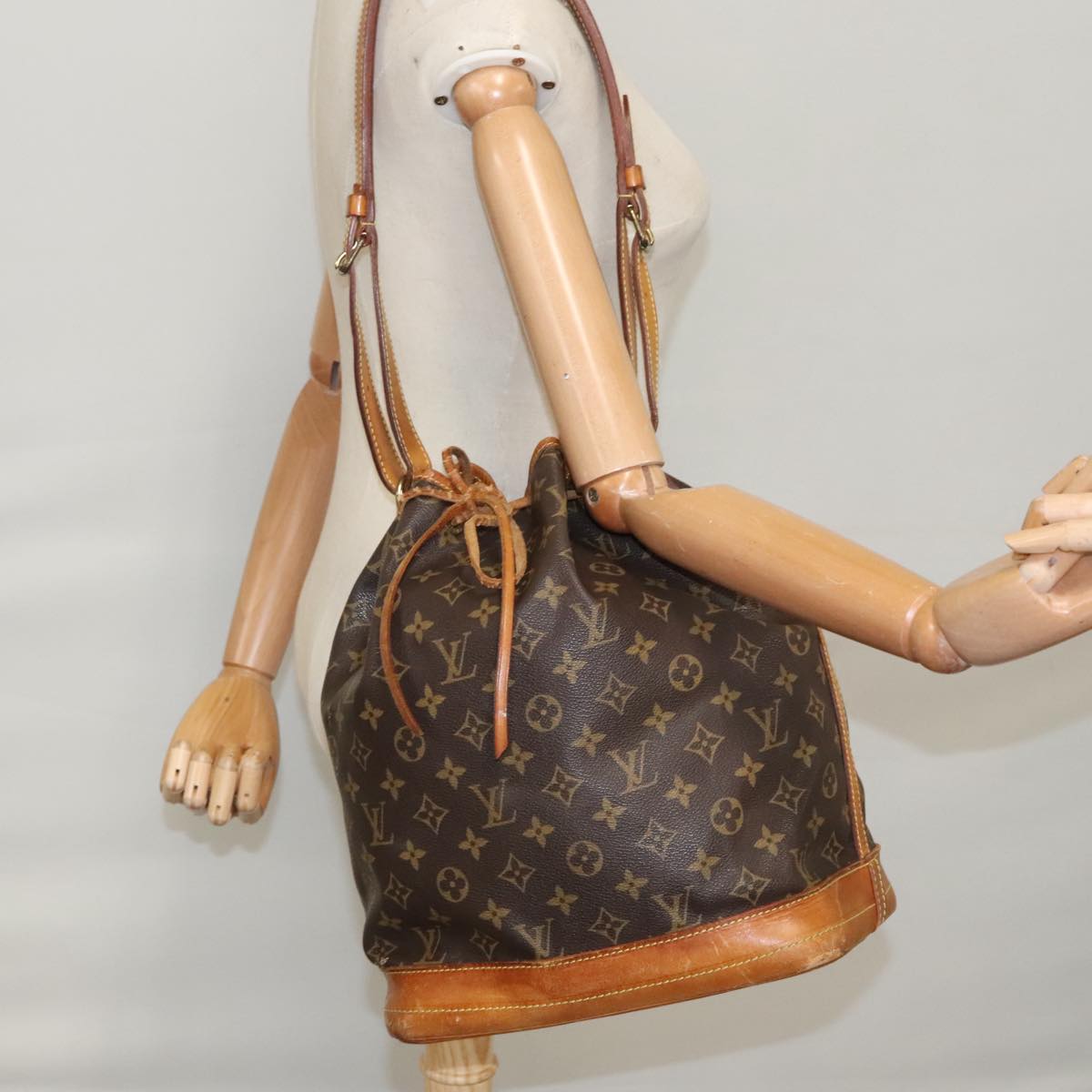 LOUIS VUITTON Monogram Noe Shoulder Bag M42224 LV 100427