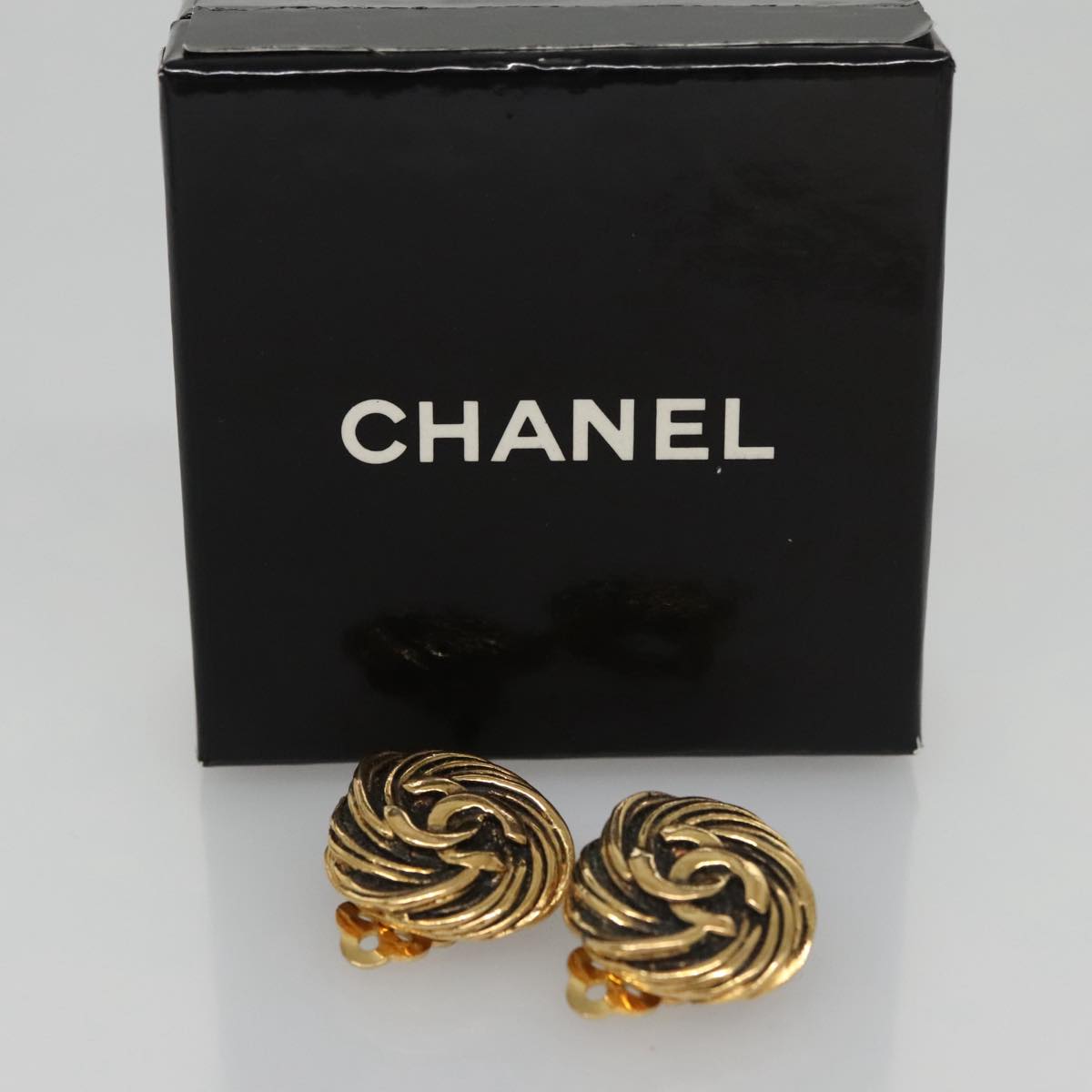 CHANEL Earring metal Gold CC 103473