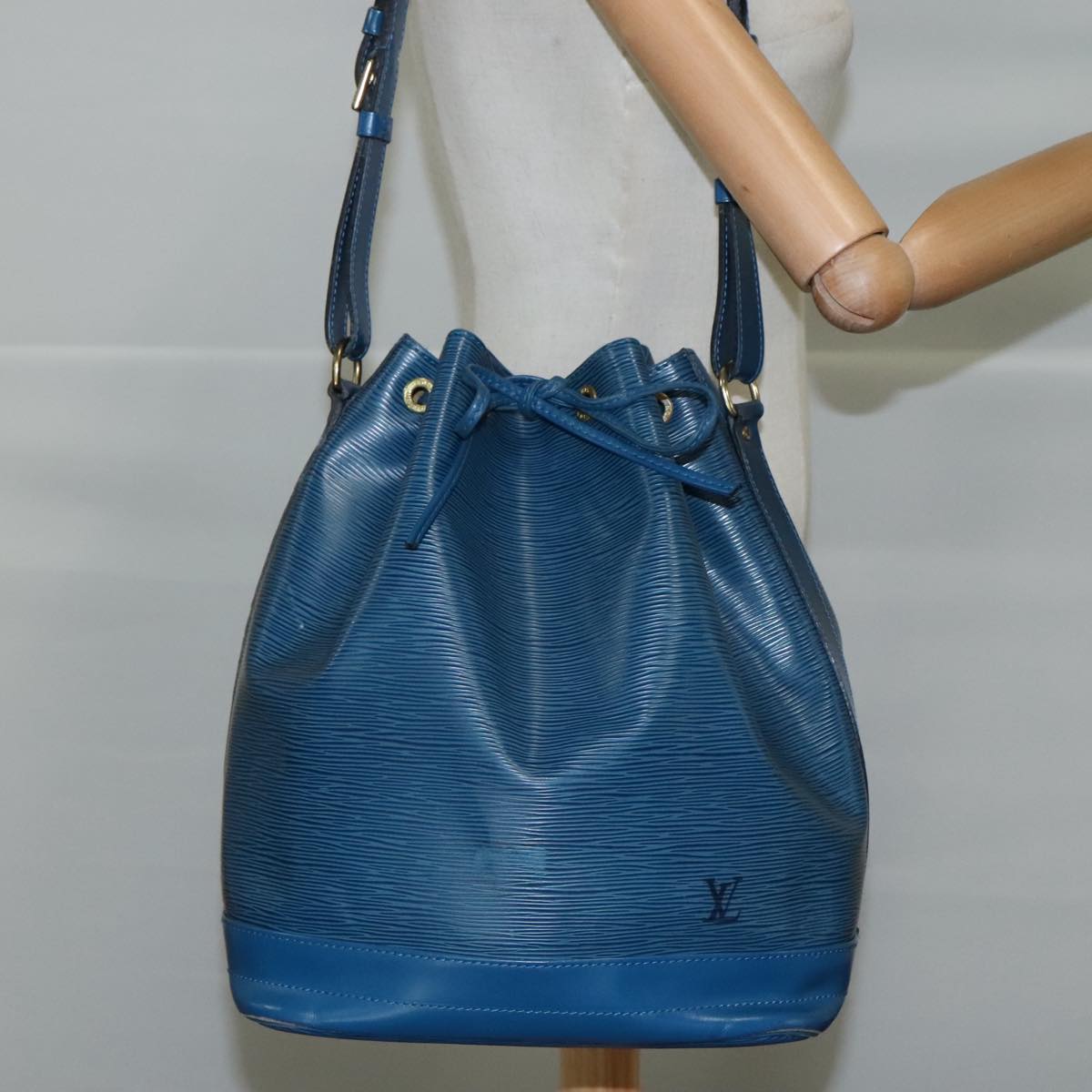 LOUIS VUITTON Epi Noe Shoulder Bag Toledo Blue M44005 LV 104237