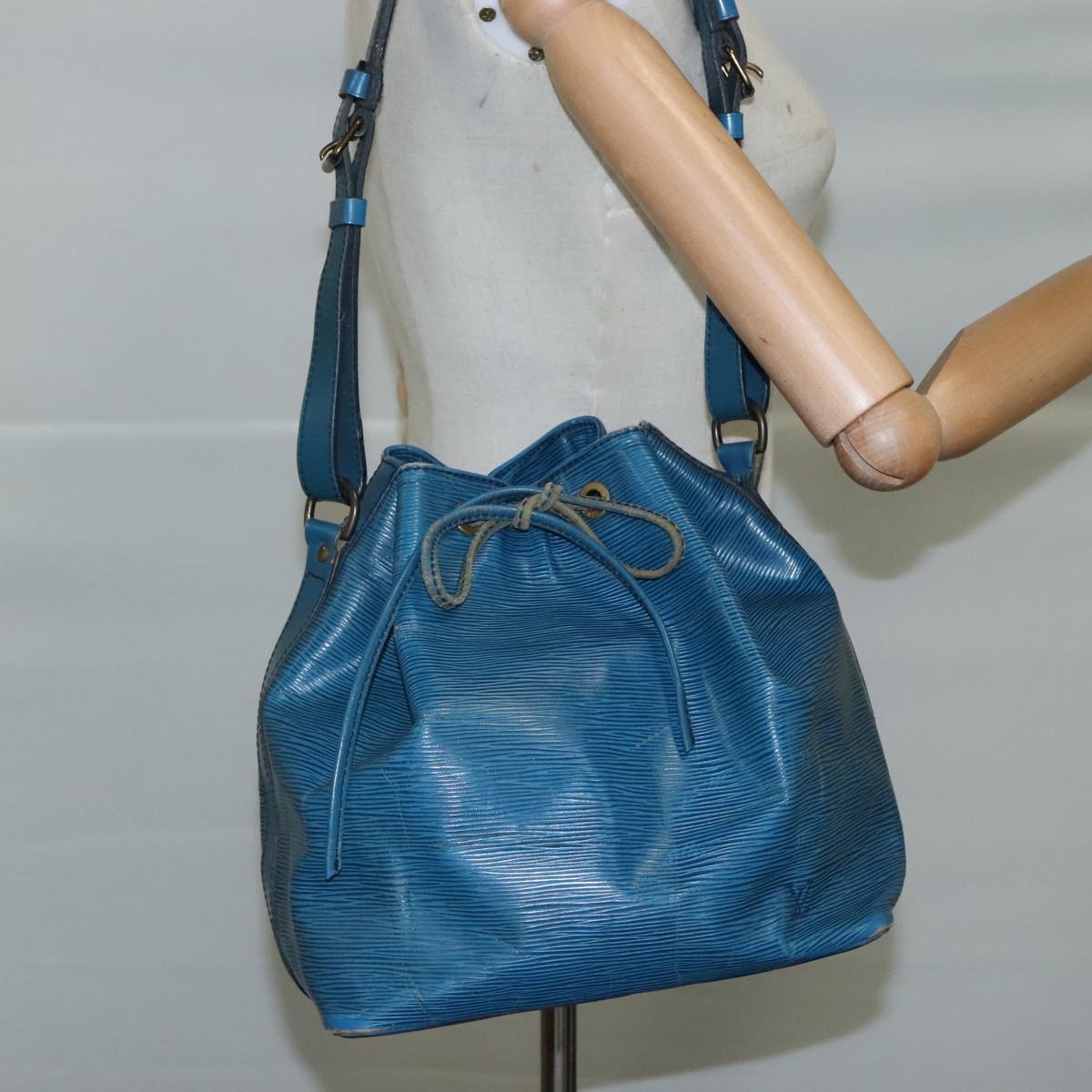 LOUIS VUITTON Epi Petit Noe Shoulder Bag Blue M44105 LV 104365