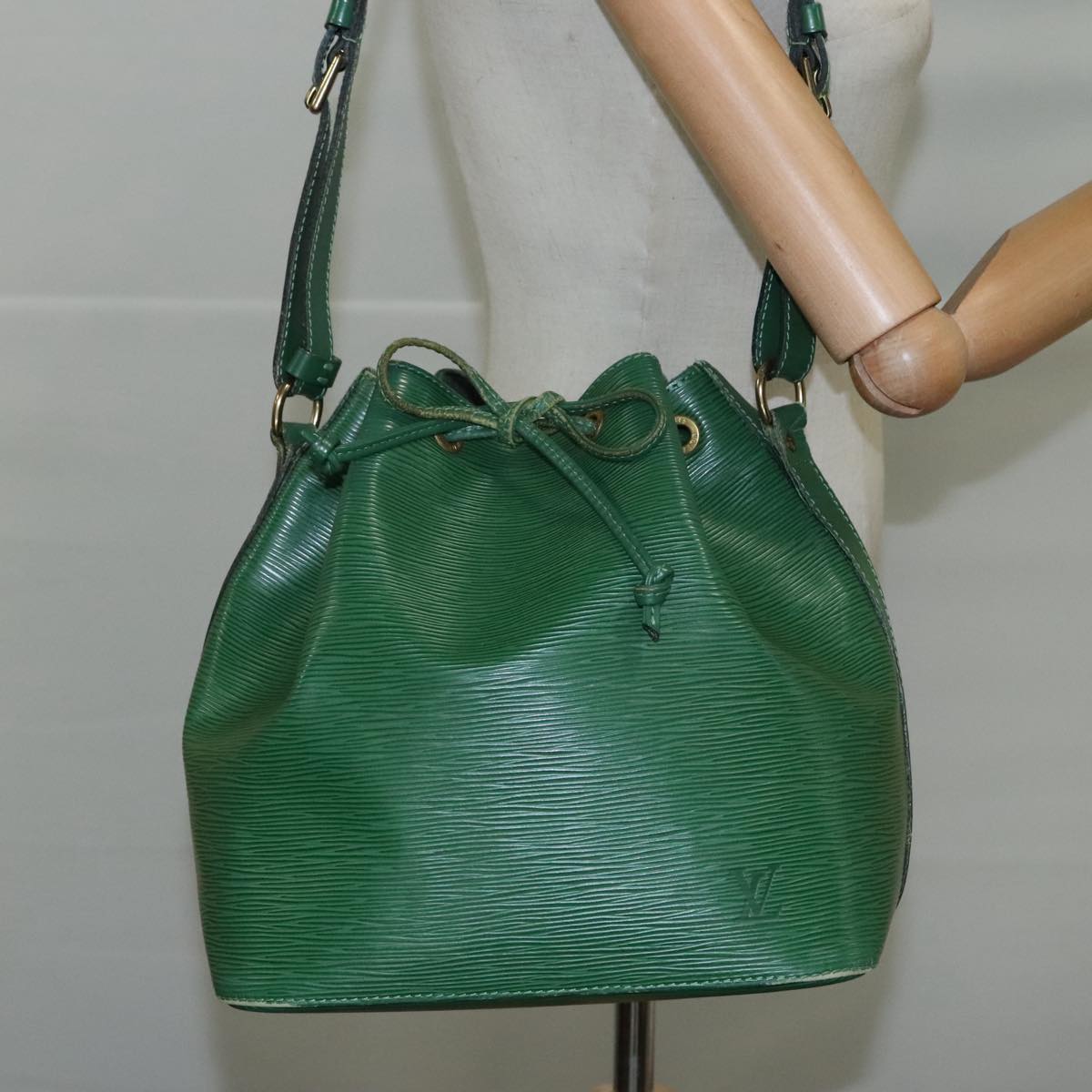 LOUIS VUITTON Epi Petit Noe Shoulder Bag Green M44102 LV 104398