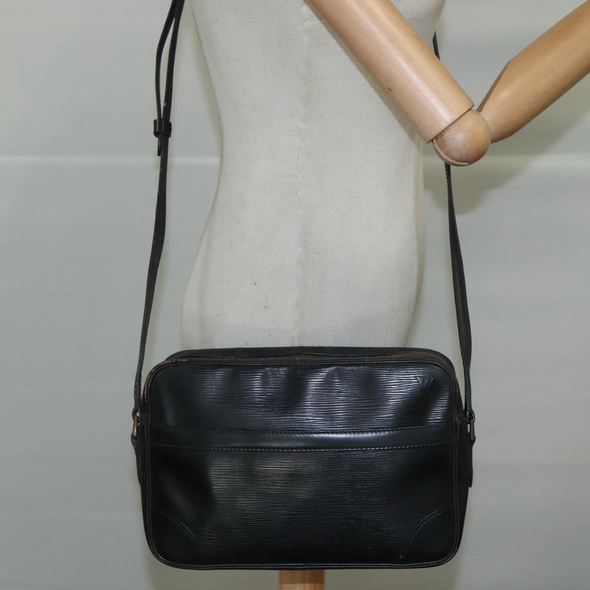 LOUIS VUITTON Epi Trocadero 27 Shoulder Bag Black M52312 LV 107062