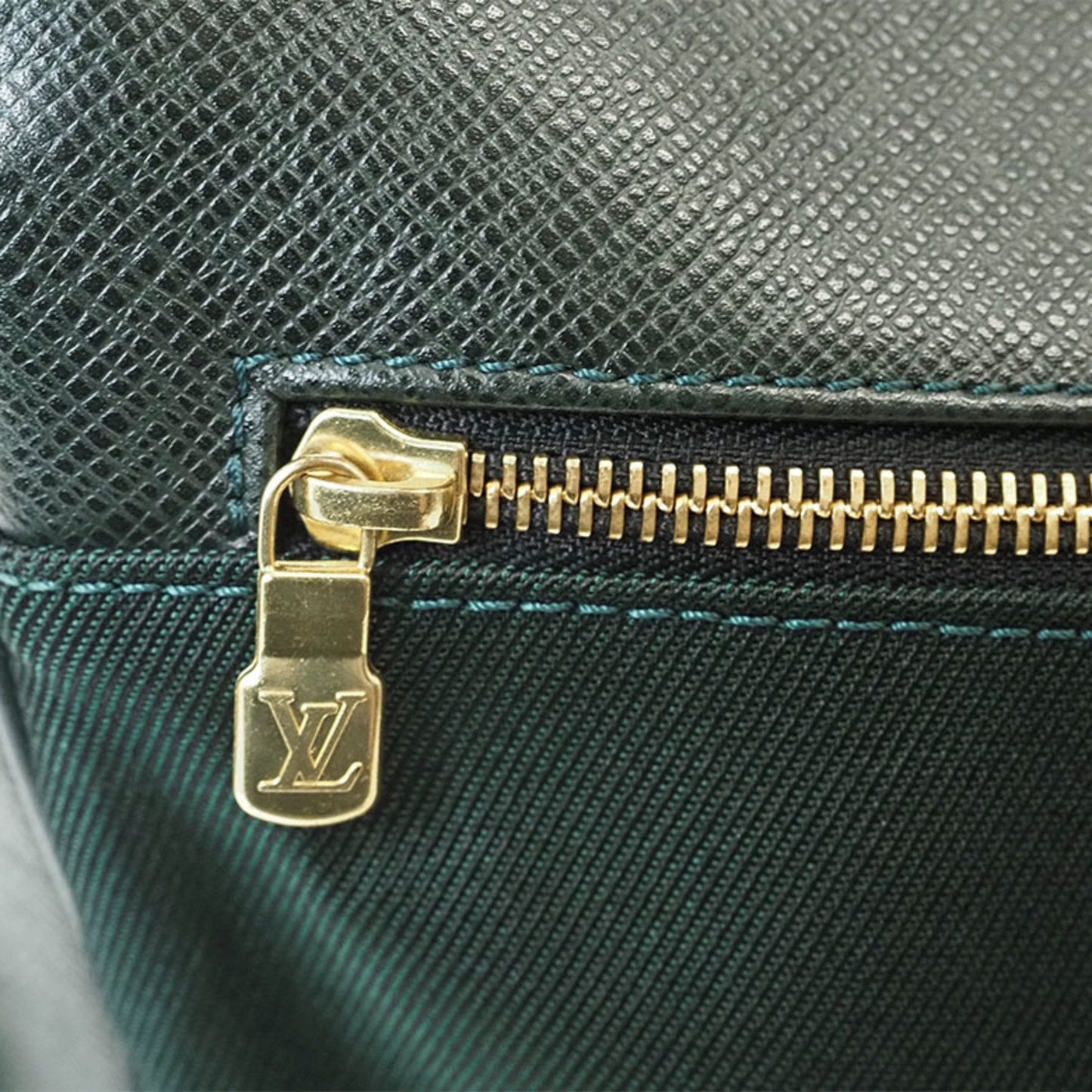 Elegant Leather Tote Bag with Minimal Wear