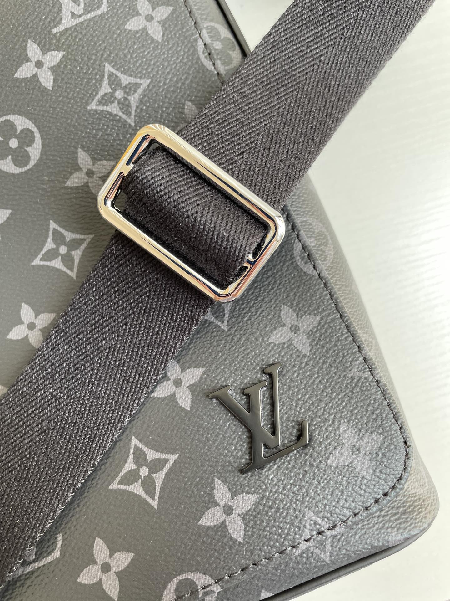 LV GLAMIstrict MM Monogram Eclipse Canvas For Men, Bags, Shoulder And Crossbody Bags 12.2in/31cm LV M44001