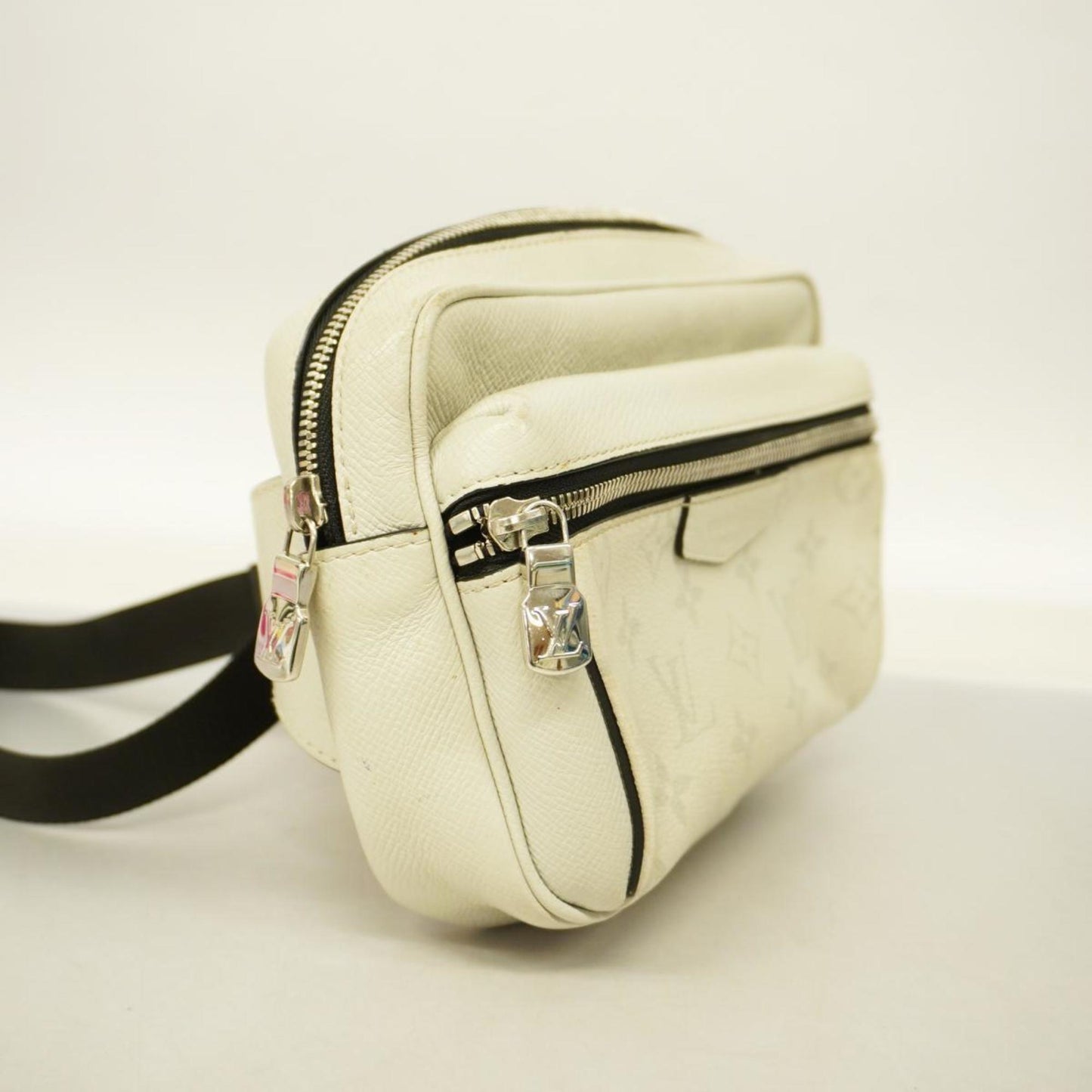 Louis Vuitton Outdoor Leather Clutch Bag ()