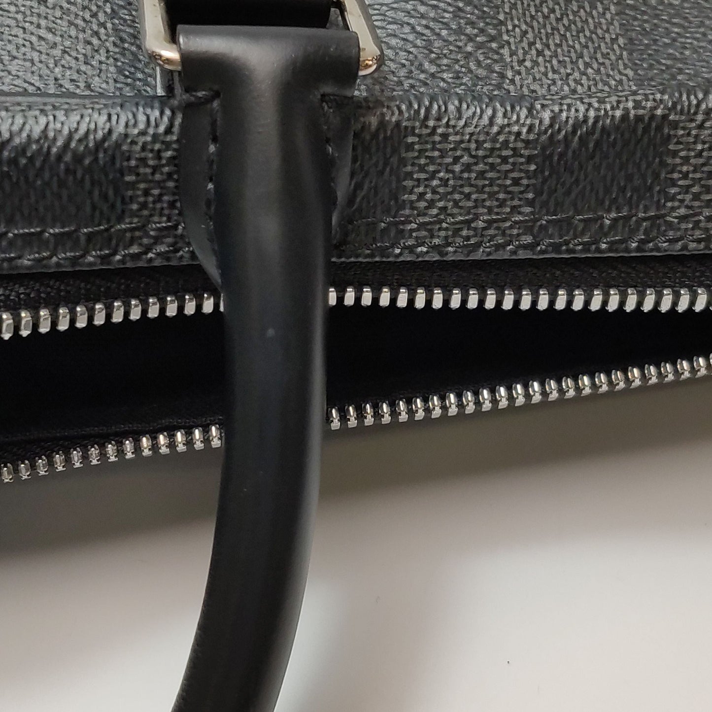 Preloved GLM-Porte-Documents Voyage Checkered Leather Handbag 250423781162346
