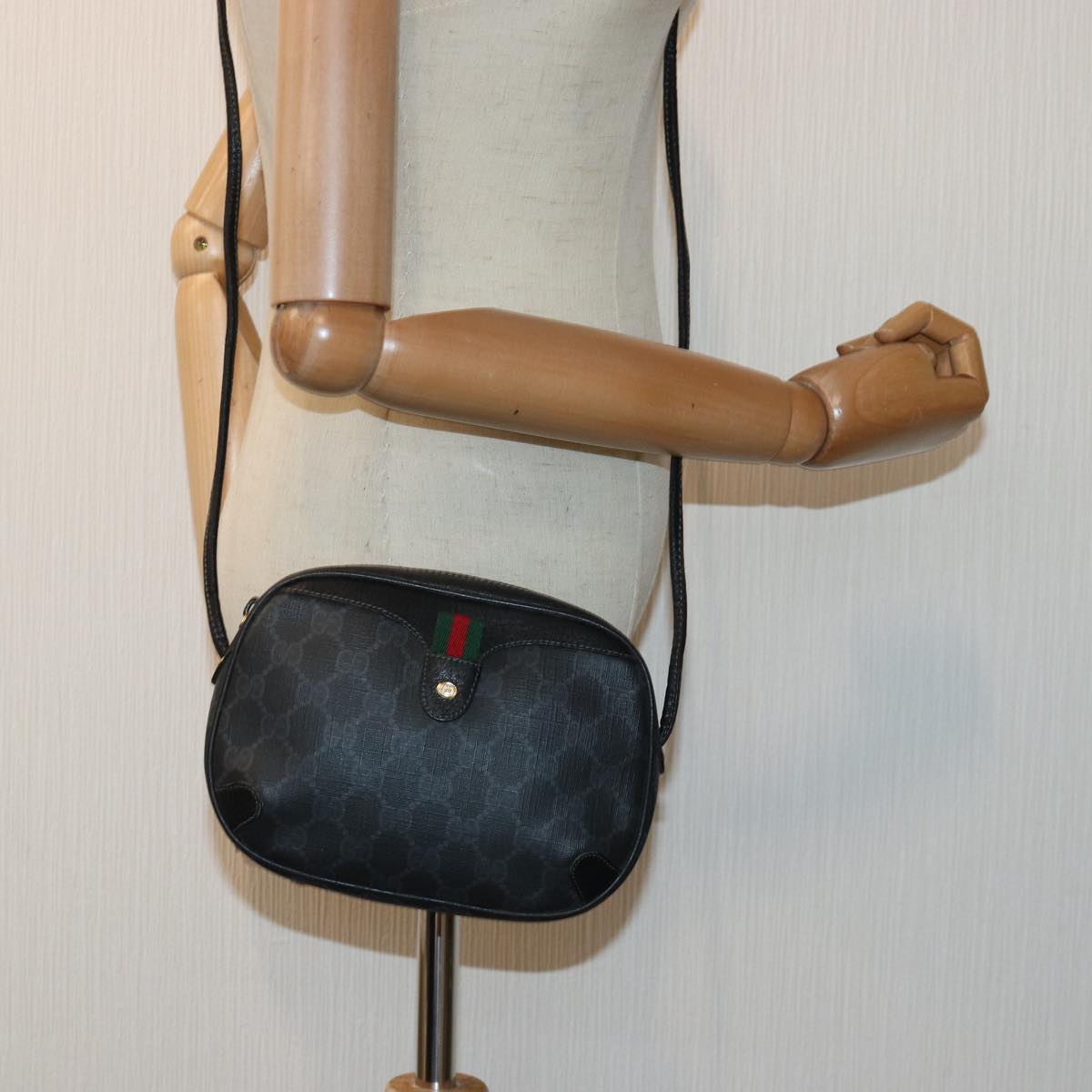 GUCCI GG Supreme Sherry Line Shoulder Bag PVC Black Gold 156 02 066 85106