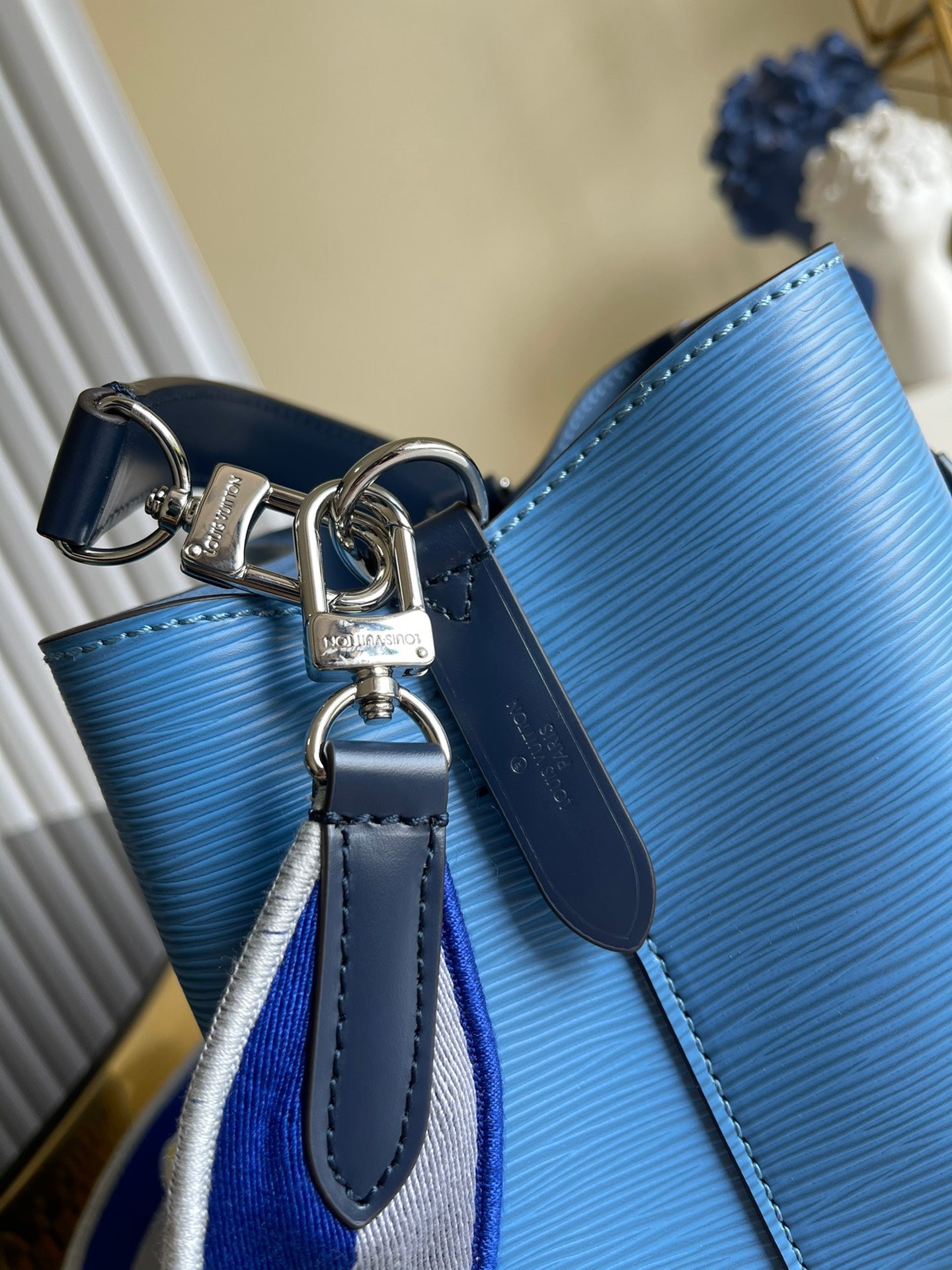 LV NeoNoe GLAMI Bucket Bag Bleuet Blue For Women, Shoulder And Crossbody Bags 7.9in/20cm LV M57691