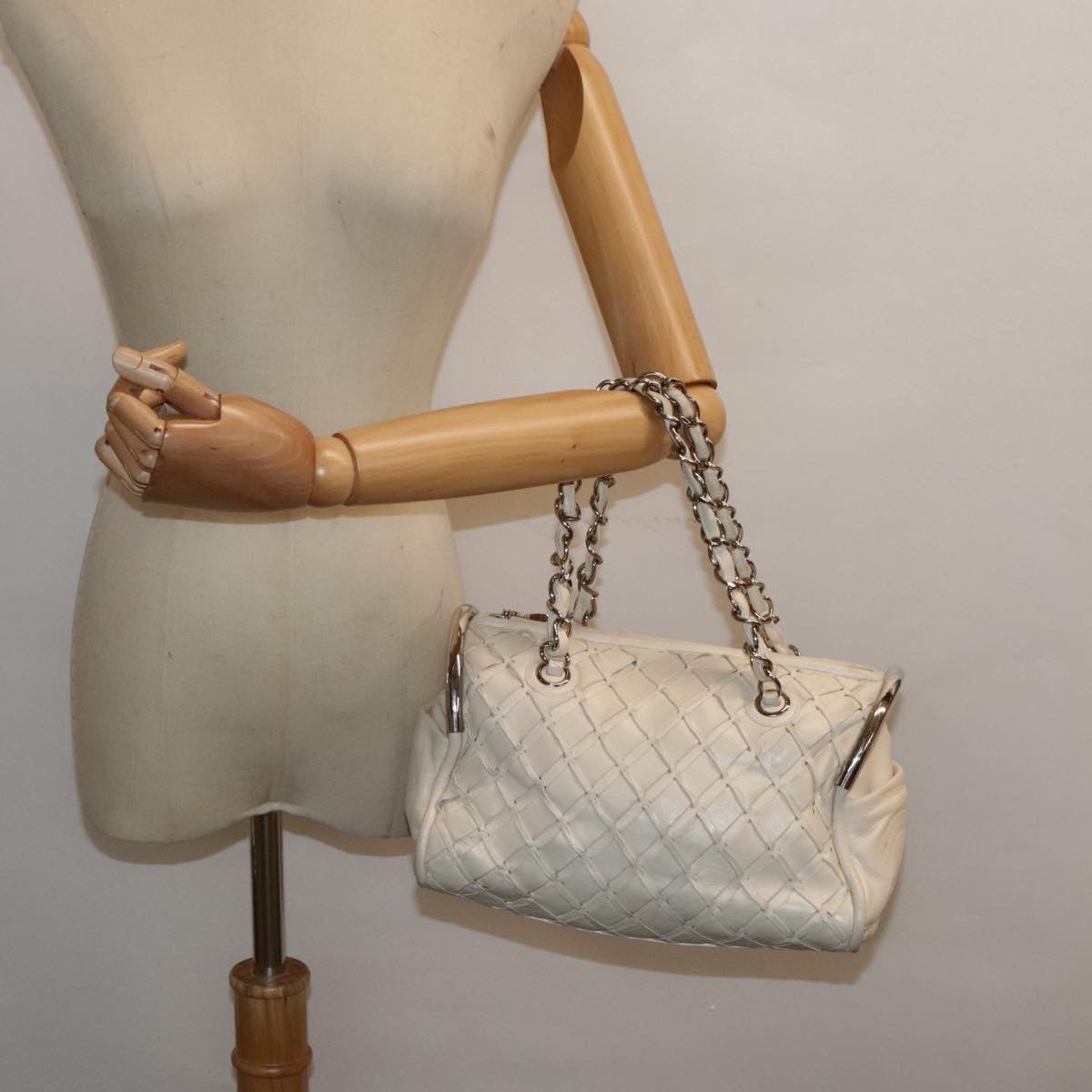 CHANEL Chain Shoulder Bag Leather White CC 93890