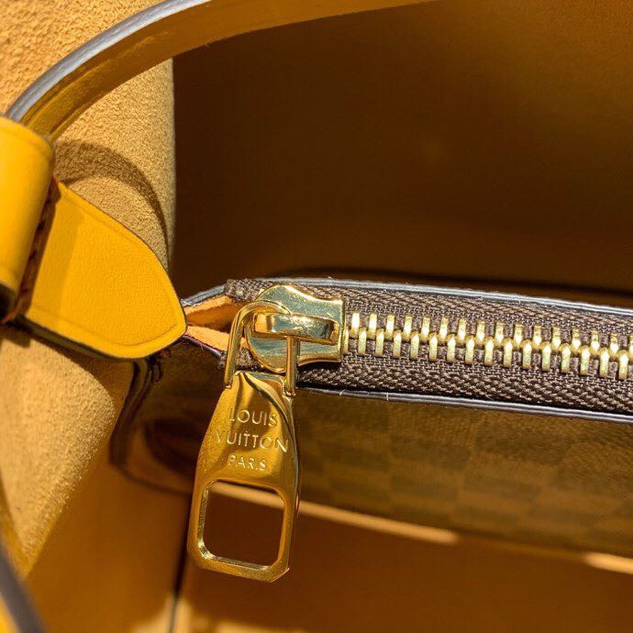 LV Néo Noé GLAMI Bucket Bag 26cm Damier Ebene Canvas Spring/Summer Collection N40213, Safran