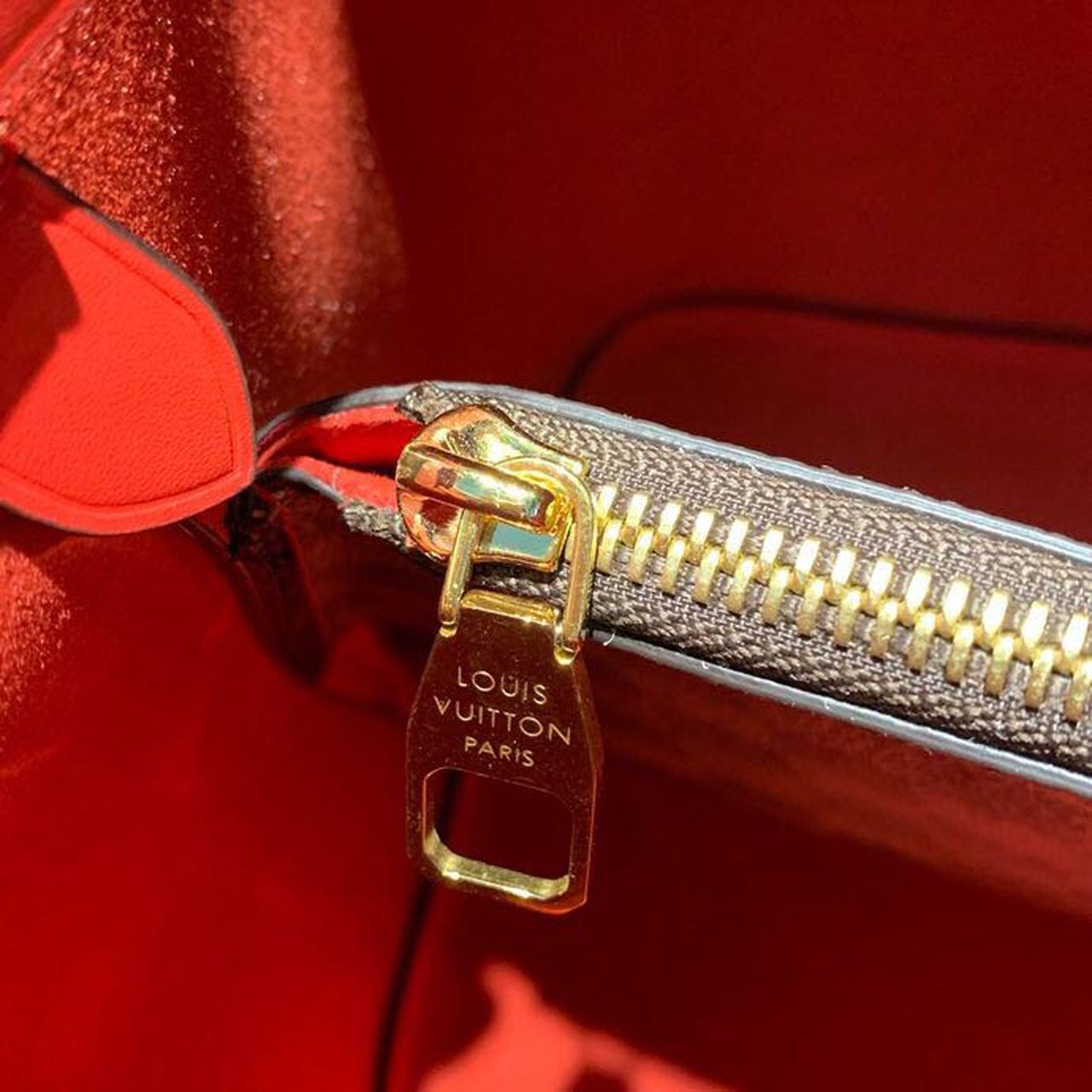 LV Neo Noe GLAMI Bucket Bag 26cm Damier Ebene Canvas Spring/Summer Collection N40214, Cherry Berry