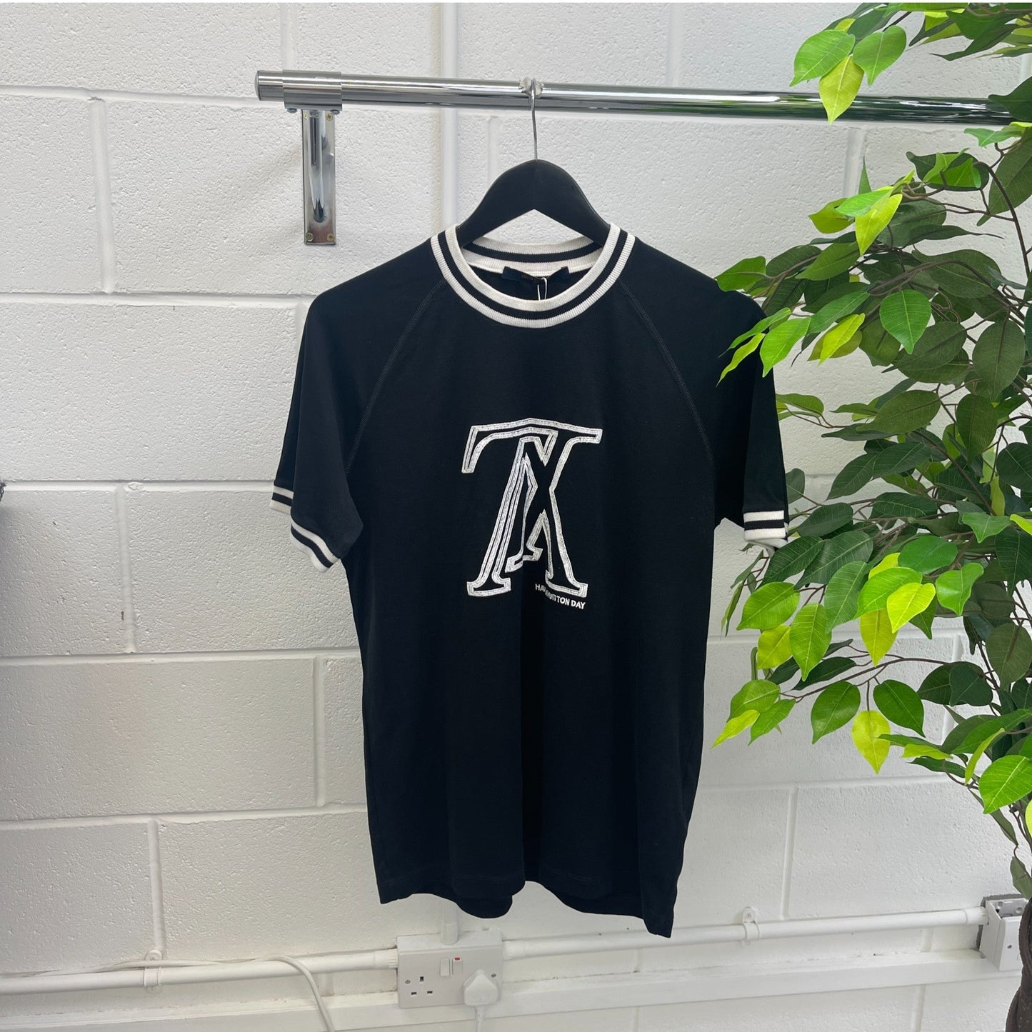 Men's Embroidered Logo T-Shirt Black Size M
