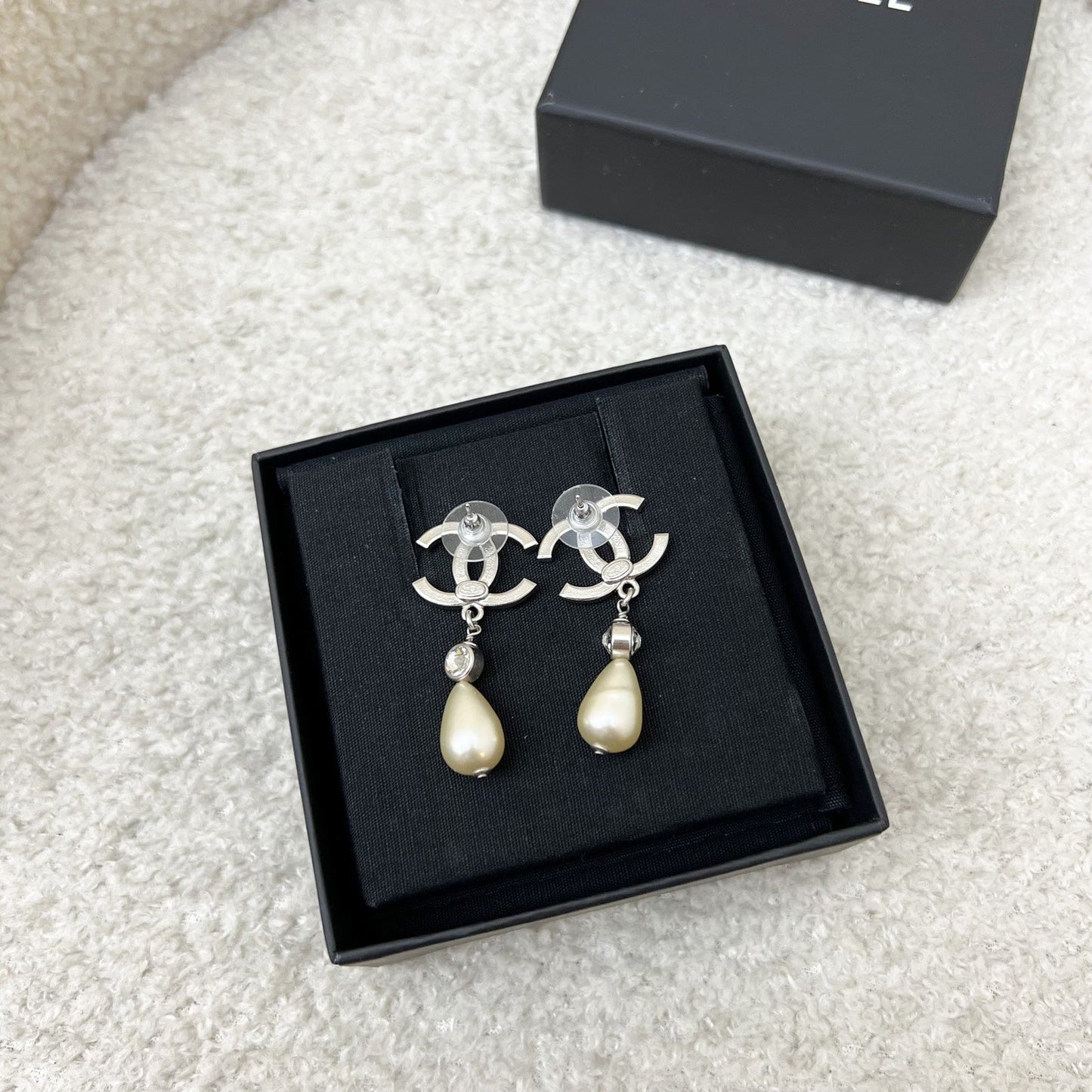 GLM-22C GLM- Logo with Teardrop Pearl Drop Earring in SHW (Model: AB7702)