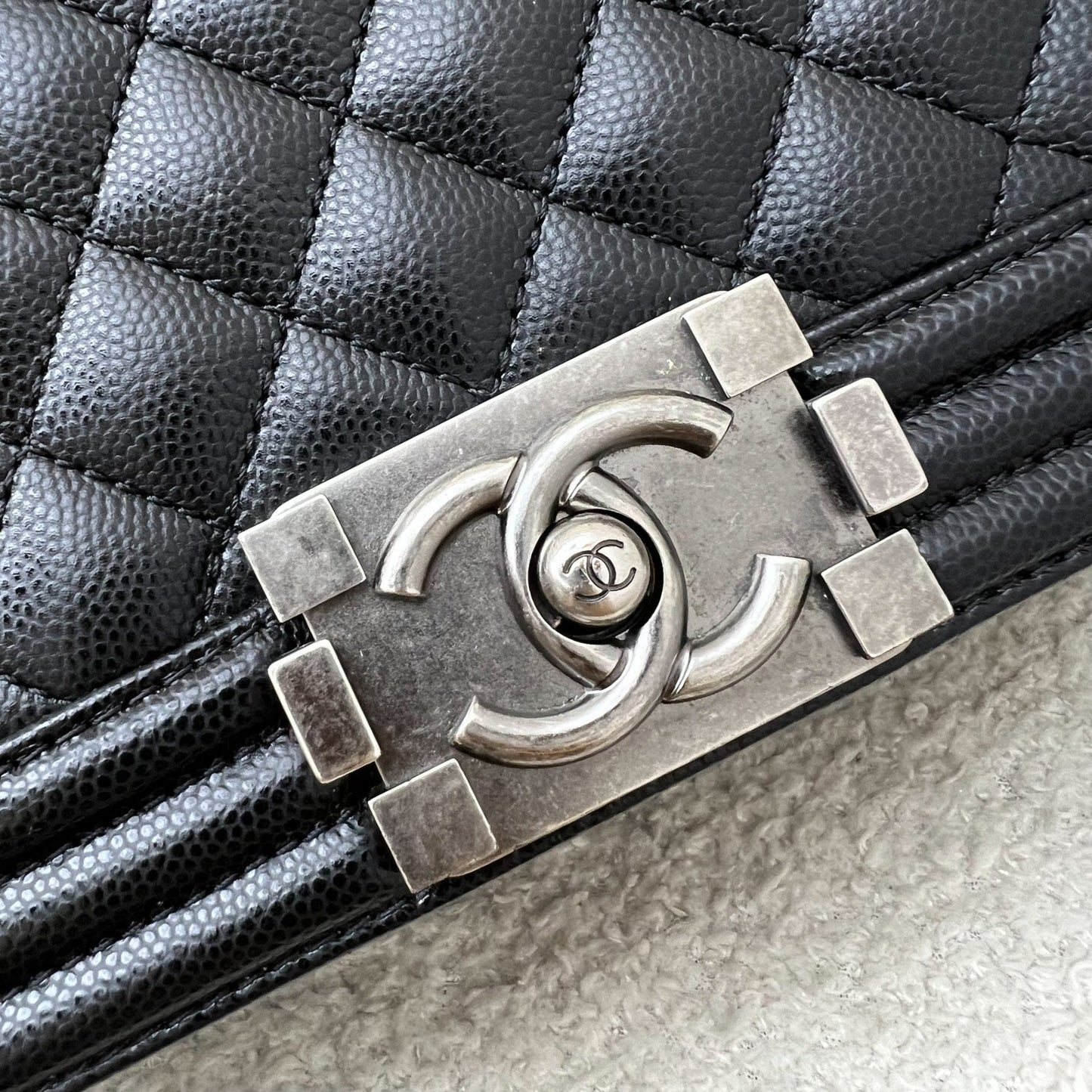 GLM-Medium 25cm Boy Flap in Black Caviar and RHW (Model: A67086)