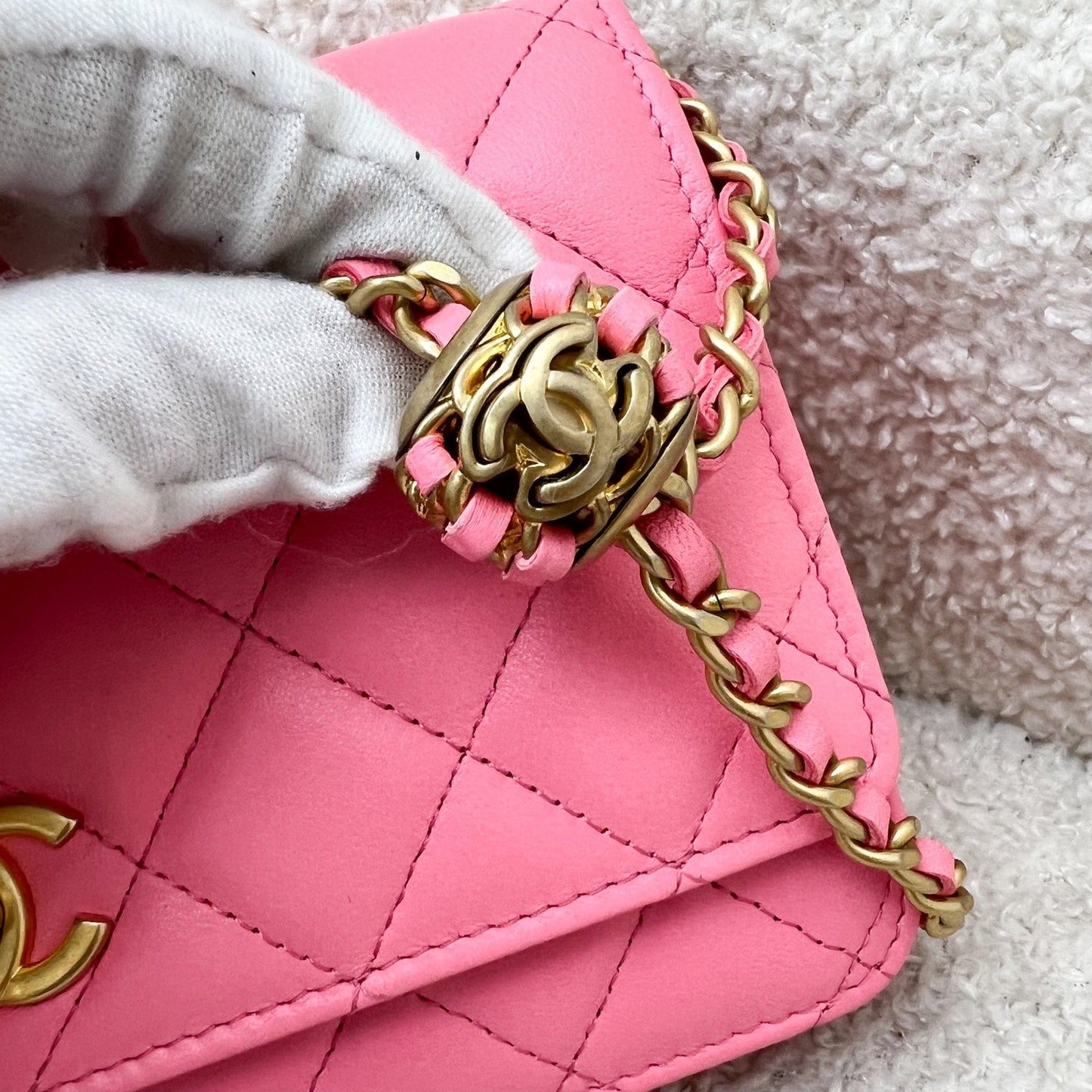 GLM-Pearl Crush Wallet on Chain WOC in 22S Coral Pink Lambskin and AGHW (Model: AP1450)