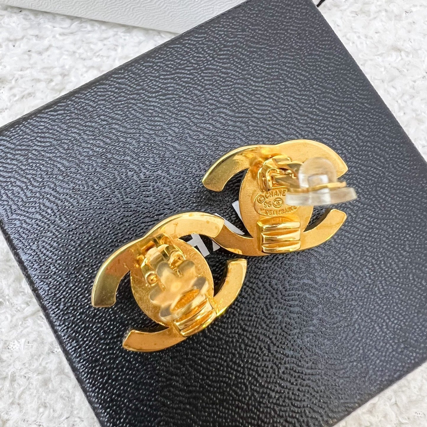 GLM- Medium GLM- Turnlock Clip On Earrings in GHW