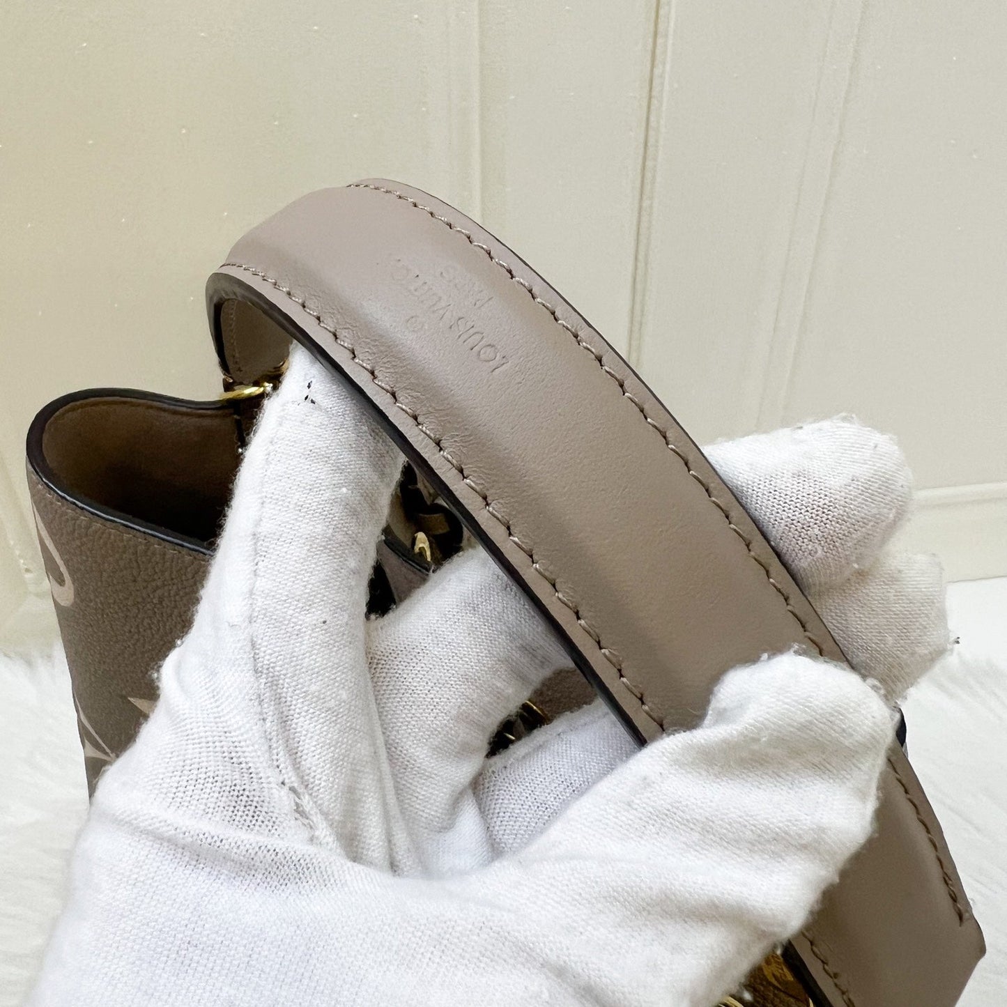 LV NéoNoé MM Bucket Bag in Tourterelle / Crème Monogram Empreinte Leather and GHW