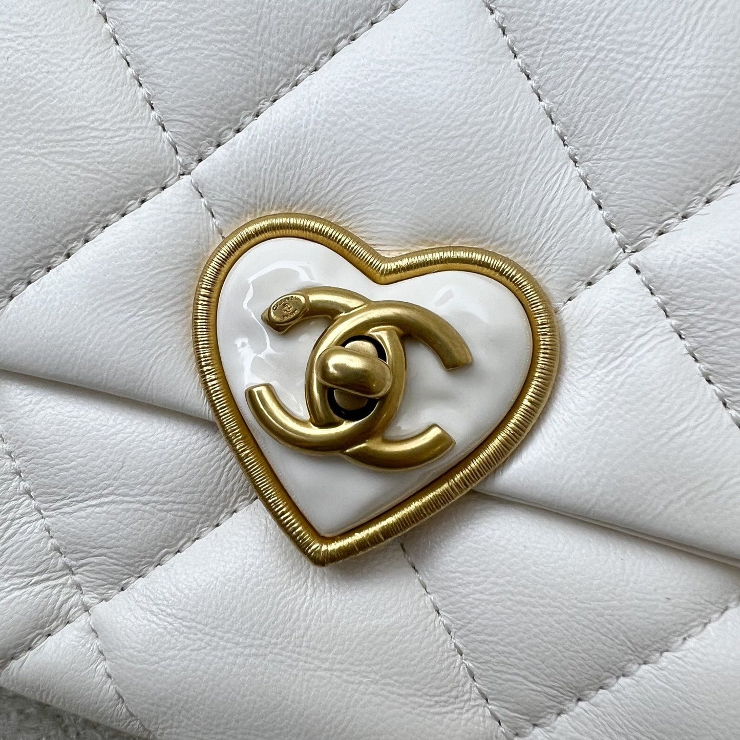 GLM-23S Heart Clasp Small Flap in White Lambskin and AGHW (Model: AS3986)