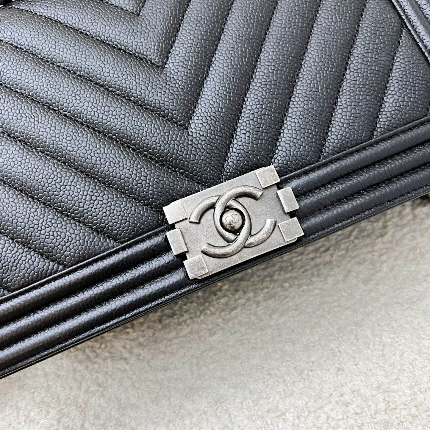 GLM-New Medium / Large 28cm Boy in Chevron Quilted Black Caviar and RHW (Model: A92193)