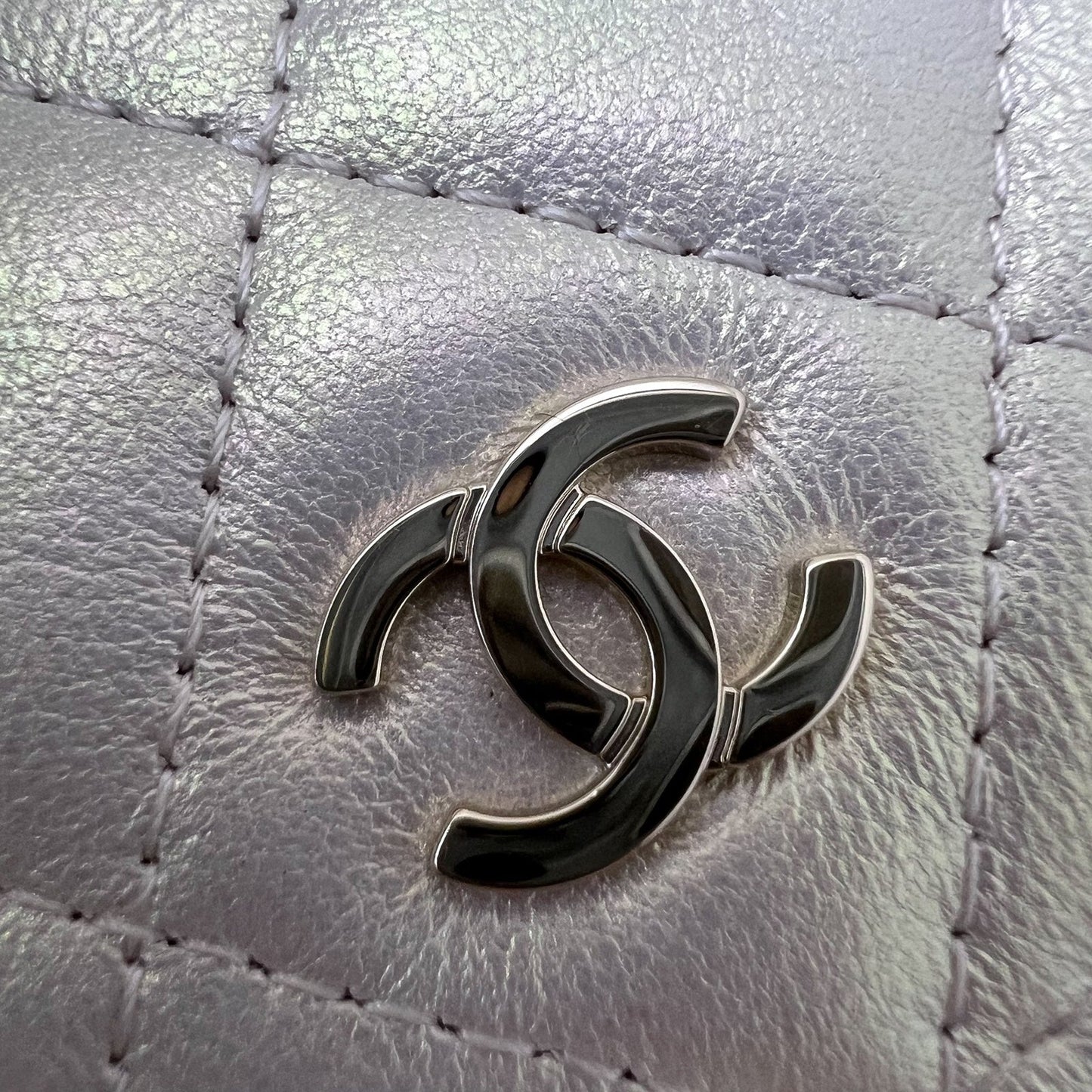 GLM-Mini Wallet On Chain WOC in 20B Iridescent Ivory Lambskin and LGHW (Model: AP1649)