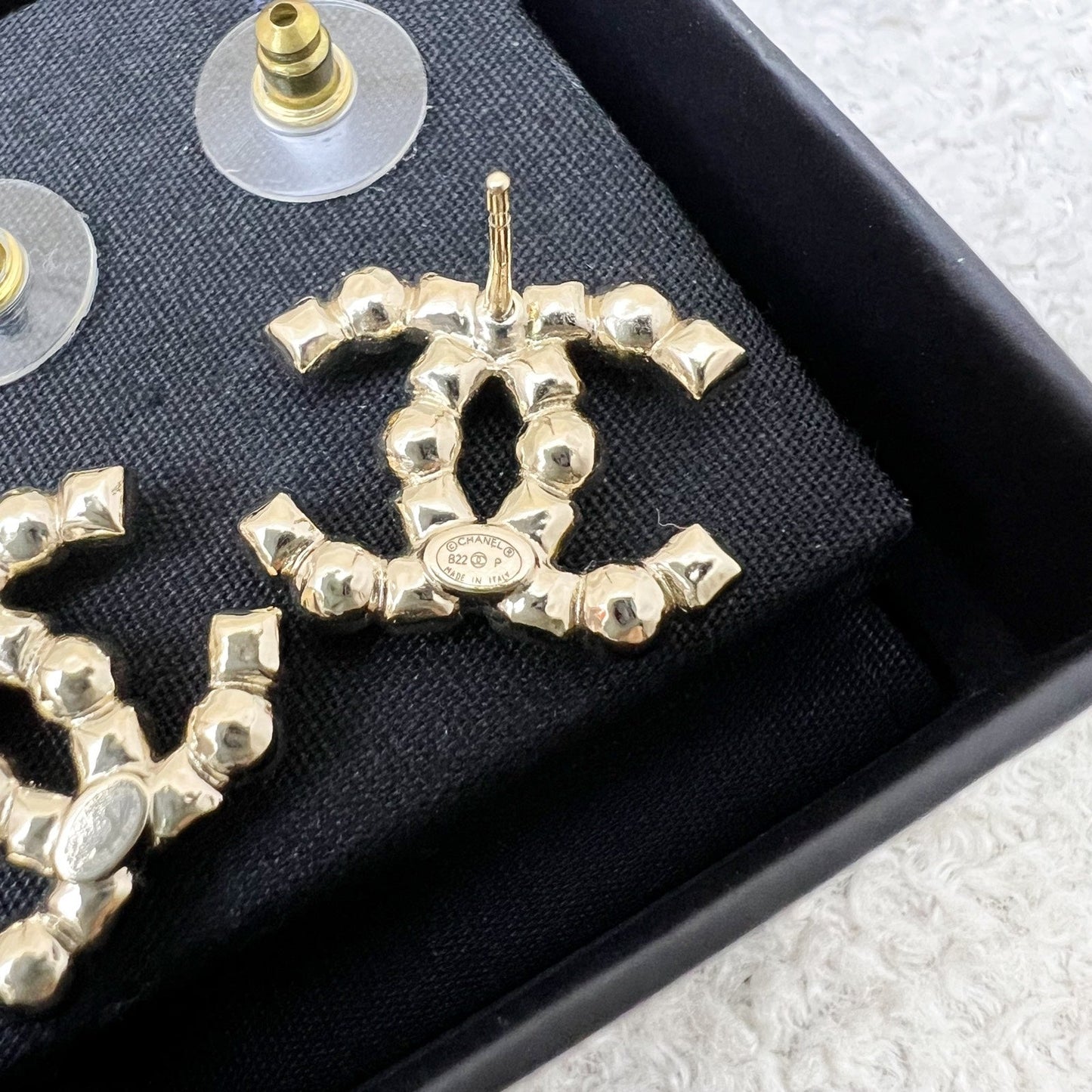 GLM-GLM- Logo Earrings with Pearls and Black Resin in GHW