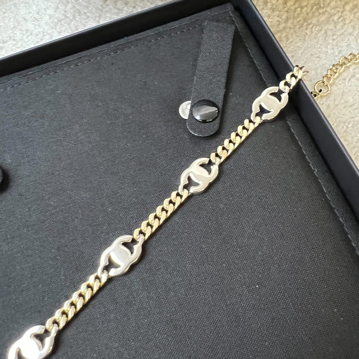 GLM-Diamantes Studded GLM- Motif Choker Necklace in LGHW (Model: AB6444)