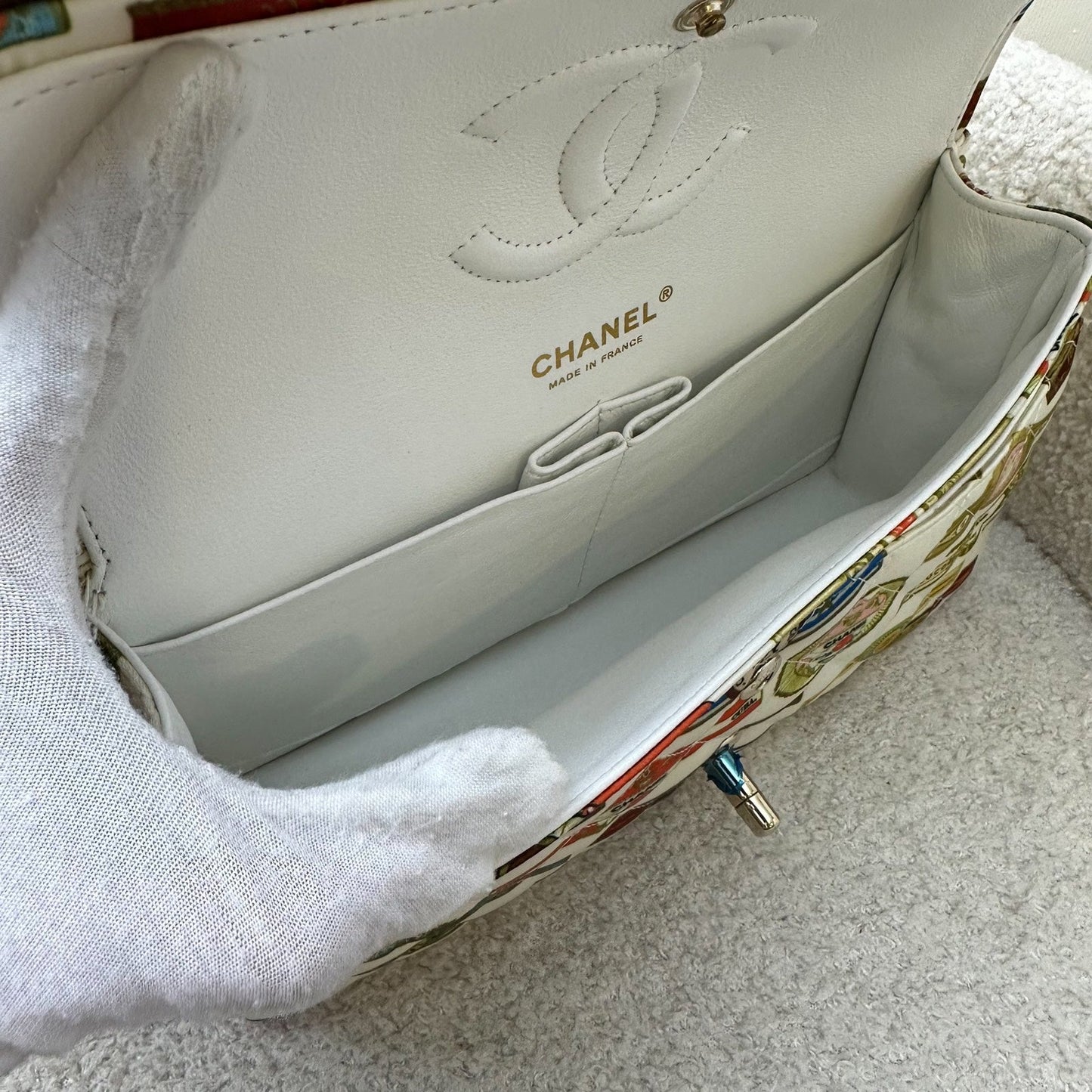 GLM-Medium Classic Flap CF Limited Edition Cuba in Printed White Fabric and LGHW