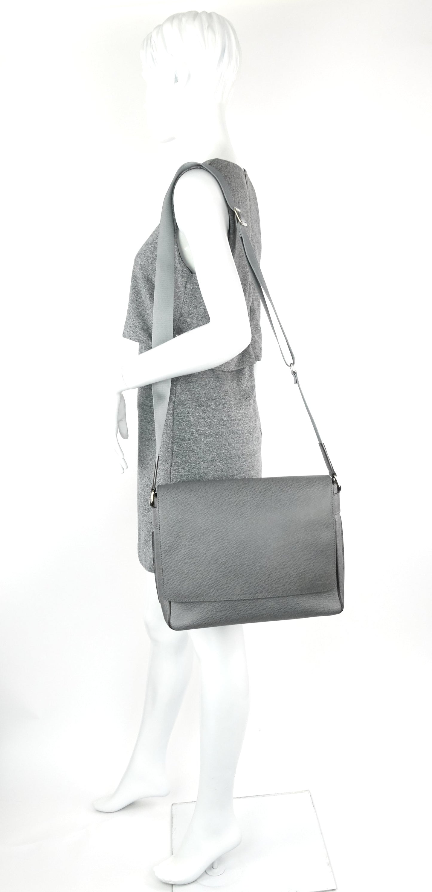 Louis Vuitto Roman MM Taiga Leather Messenger Bag