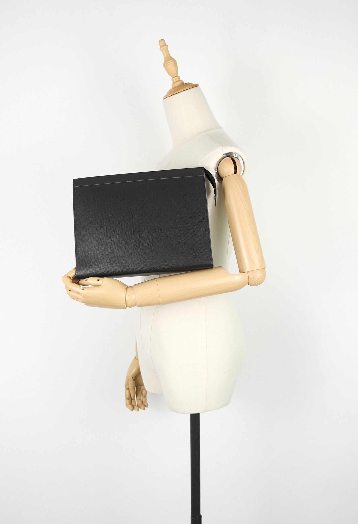 Louis Vuitto Voyage MM Taiga Leather Pochette Bag