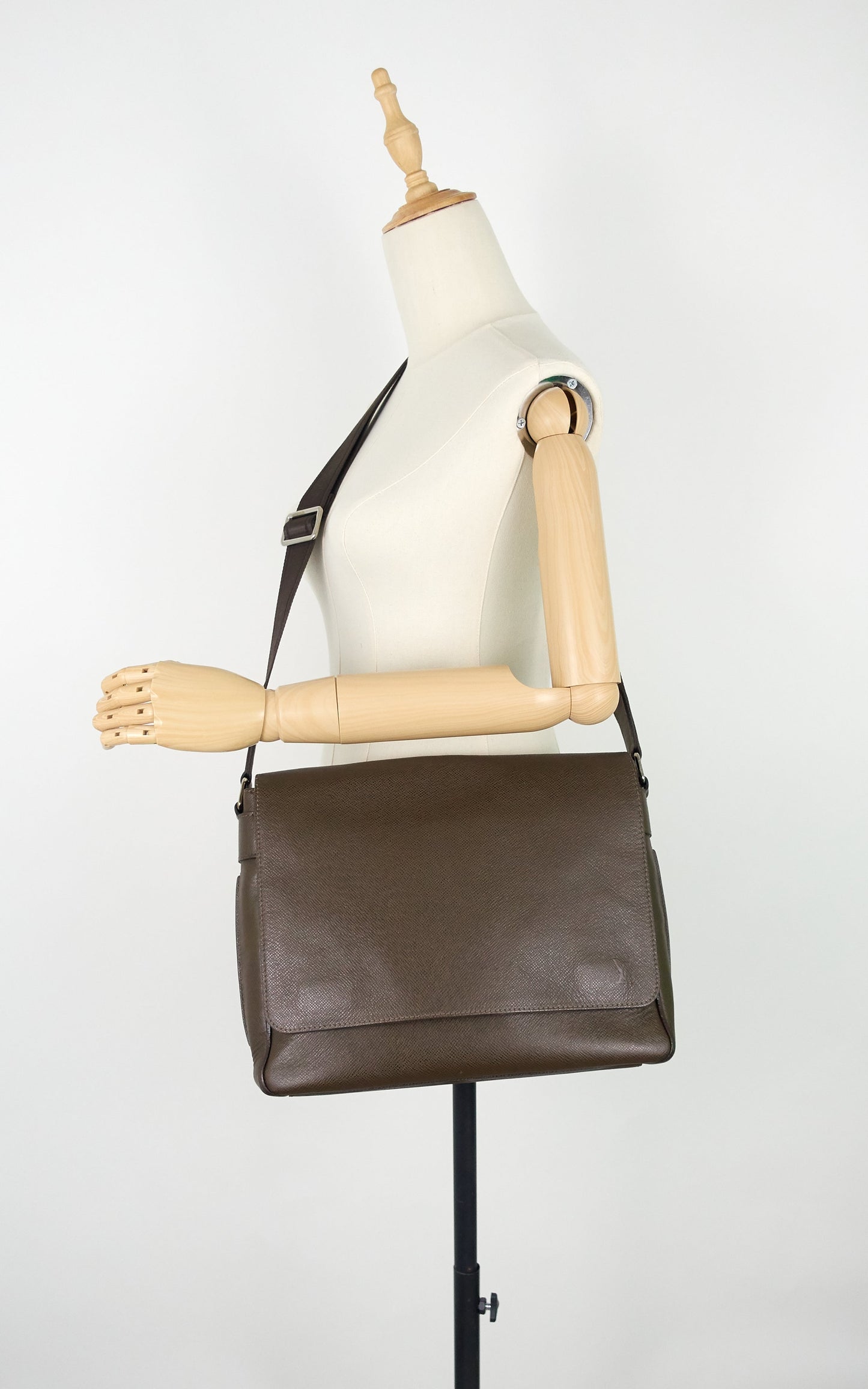 Louis Vuitto Roman MM Taiga Leather Messenger Bag