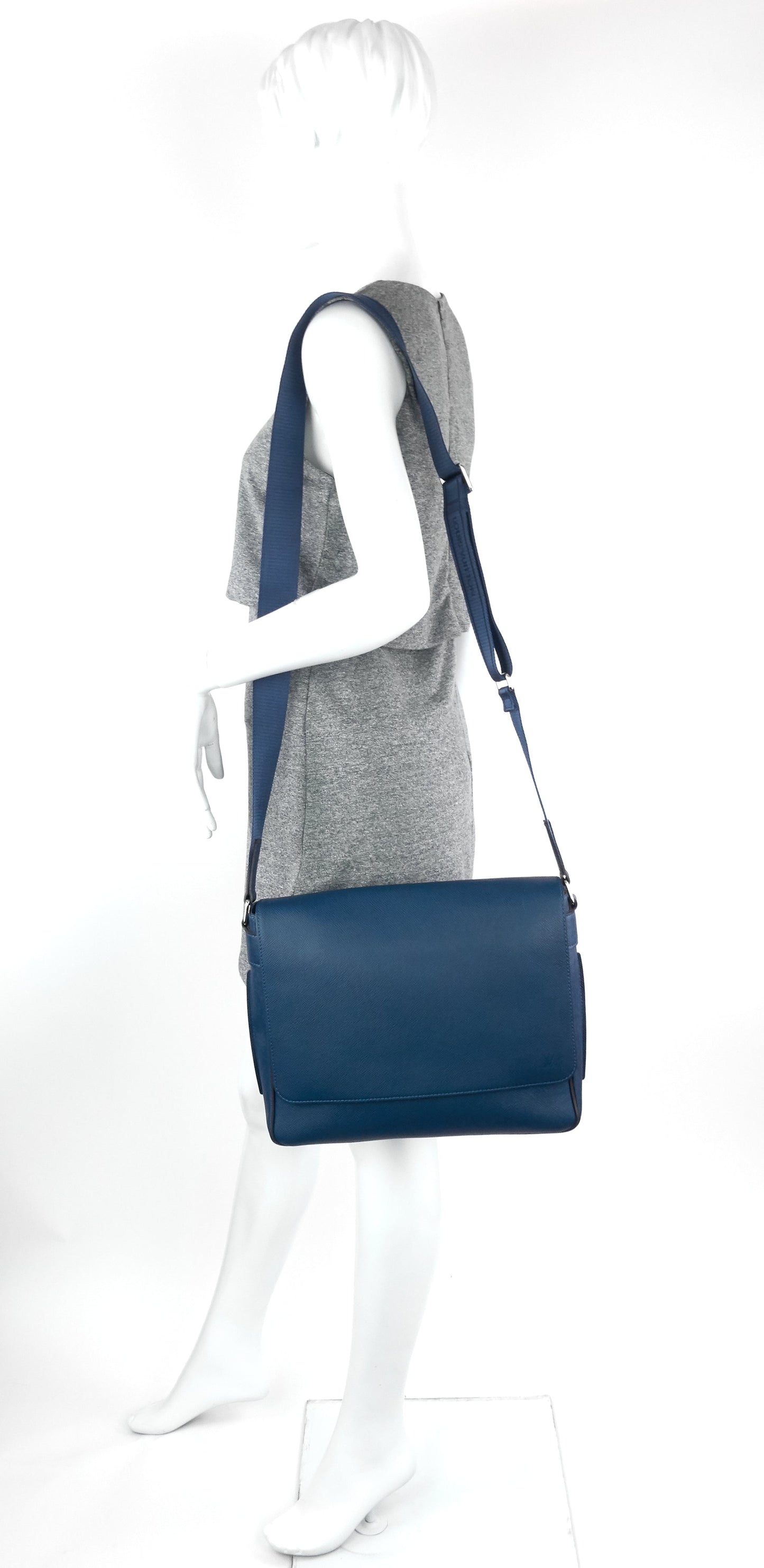 Louis Vuitto Roman MM Taiga Leather Messenger Bag