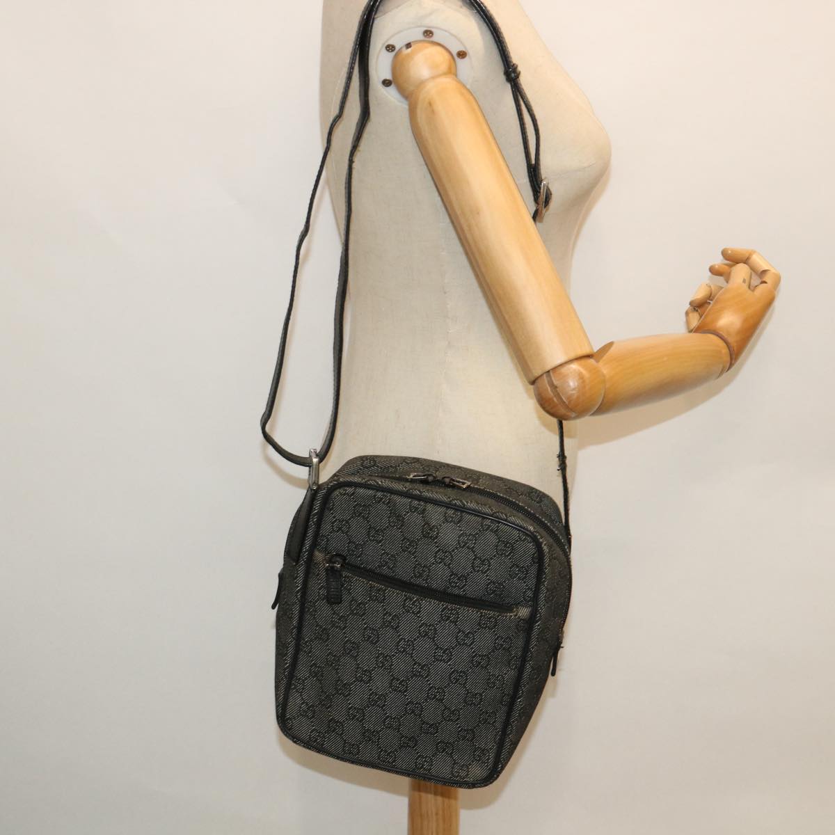 GUCCI GG Canvas Shoulder Bag Black 03136 ac2200