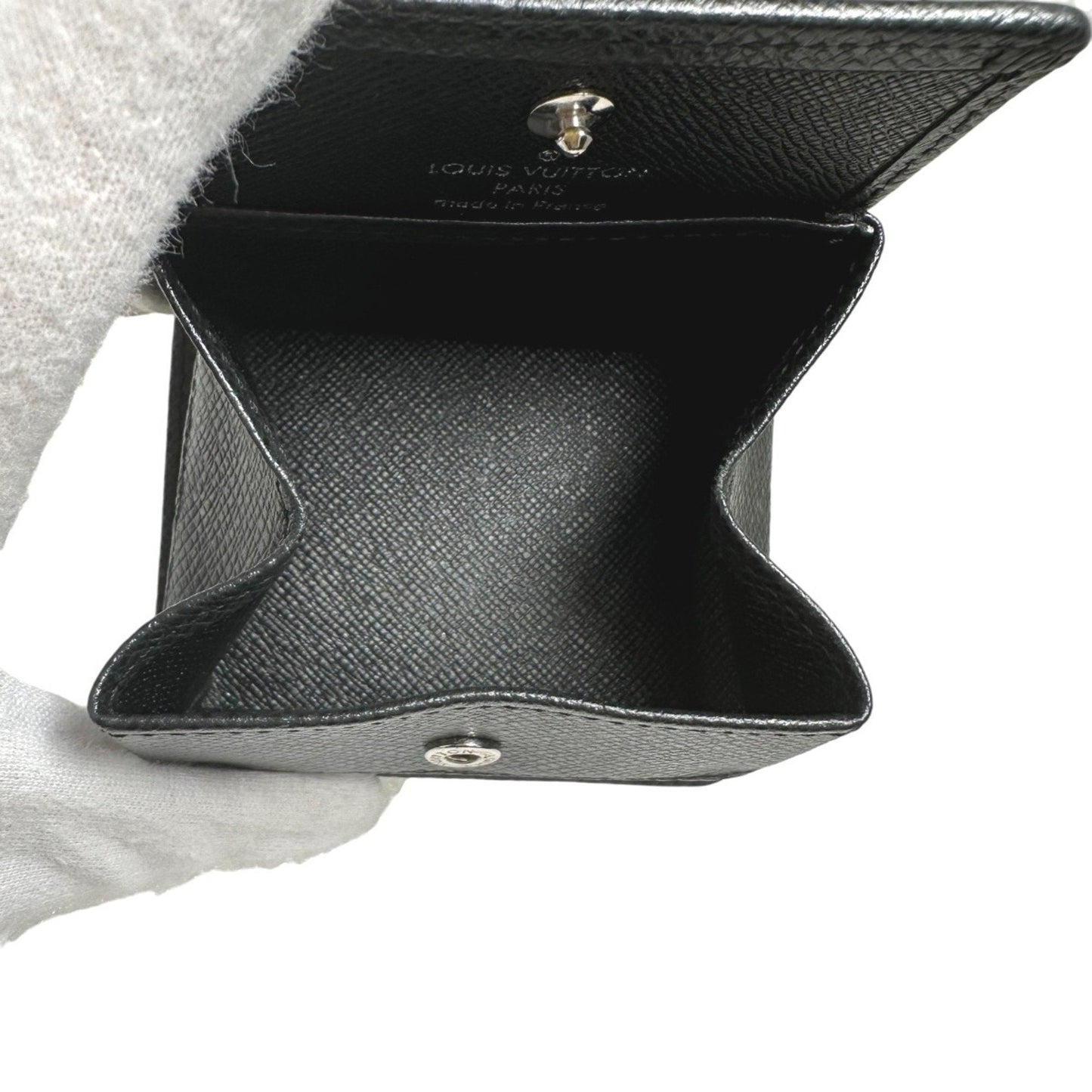 Louis Vuitton Taiga Leather Wallet ()