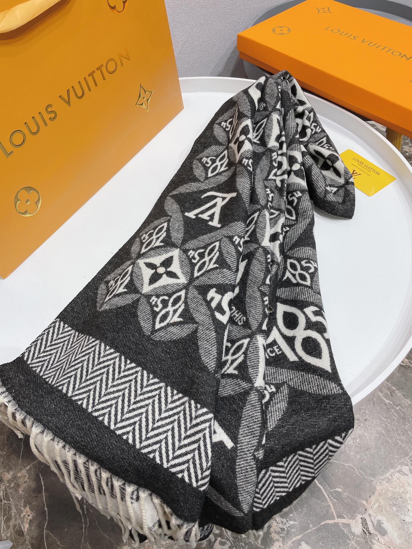 EN - Luxury LUV Scarf 003