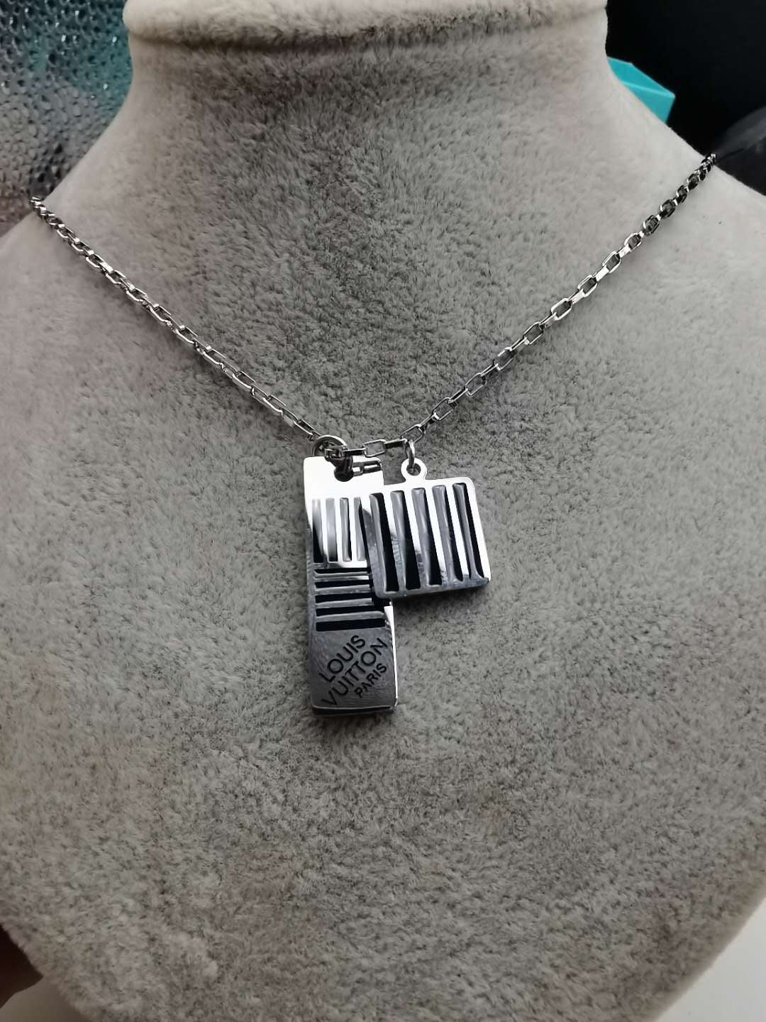 LV Necklaces 014