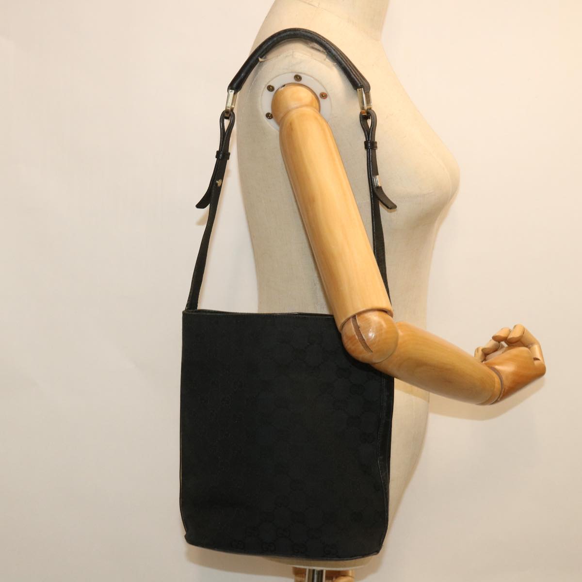 GUCCI GG Canvas Shoulder Bag Black 001 4286 ep1868