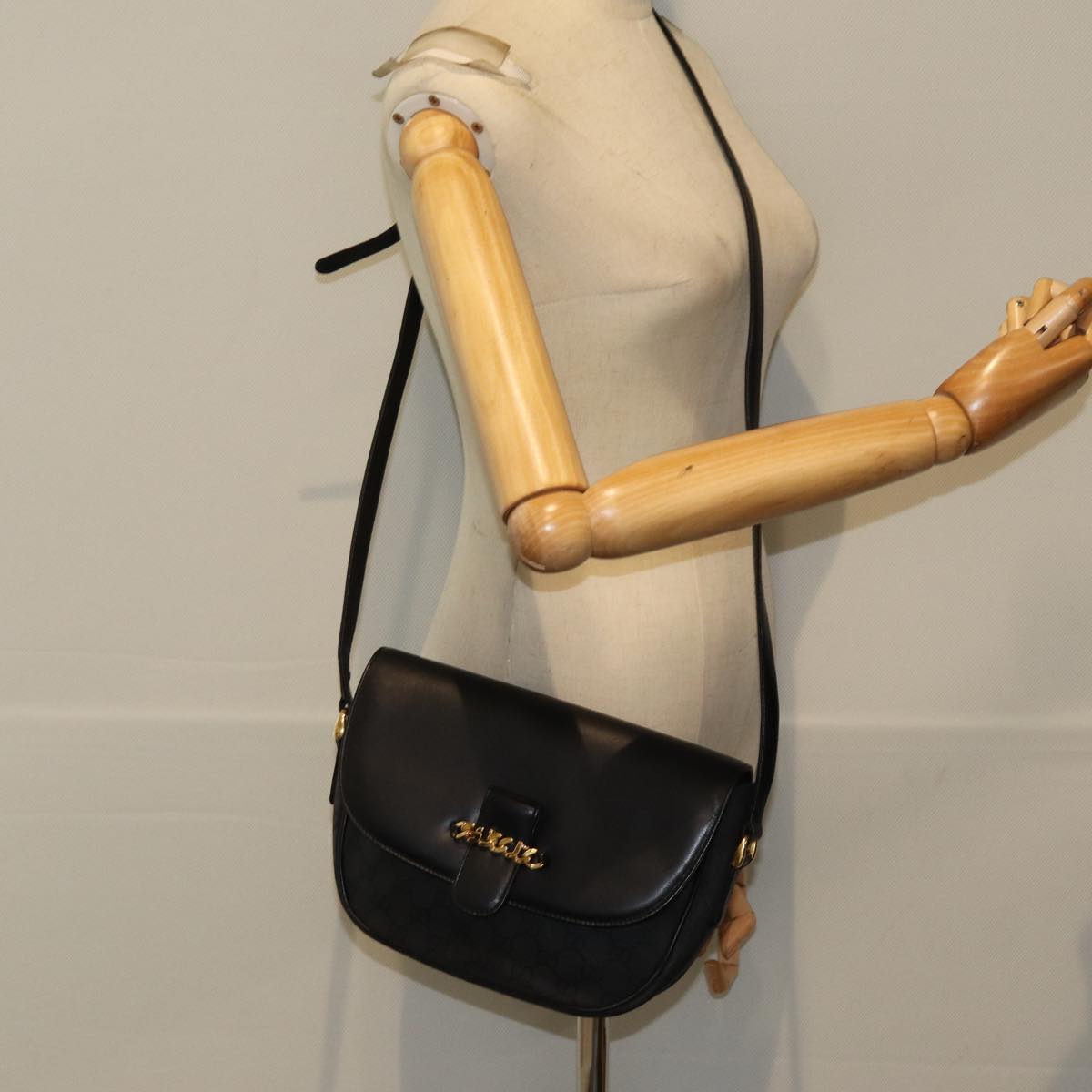 GUCCI GG Canvas Shoulder Bag Black ep4943