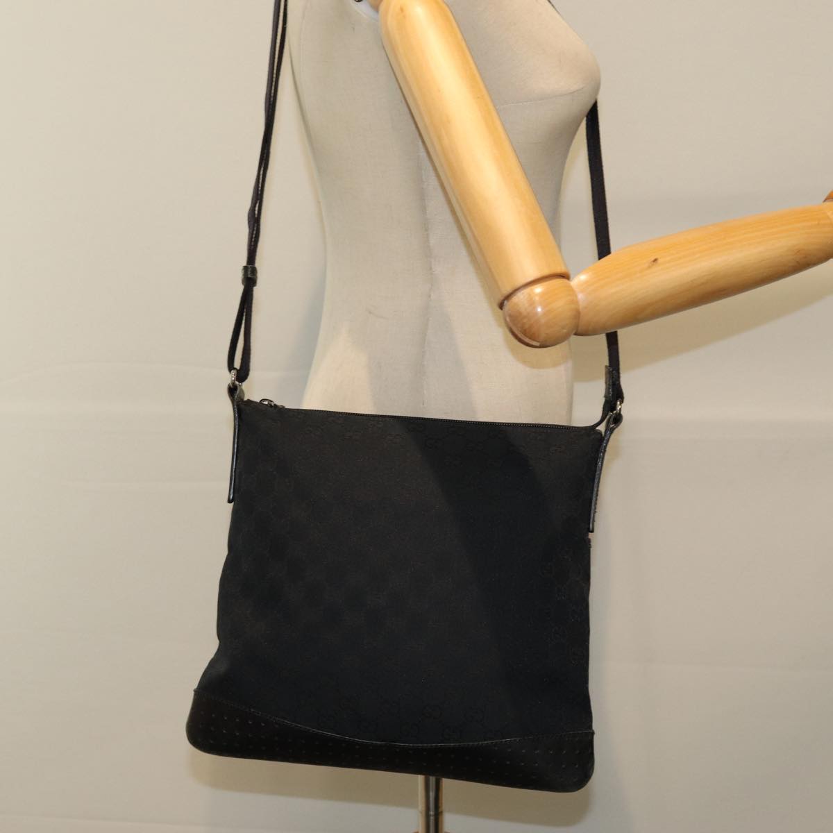 GUCCI GG Canvas Shoulder Bag Black 145857 ep5062