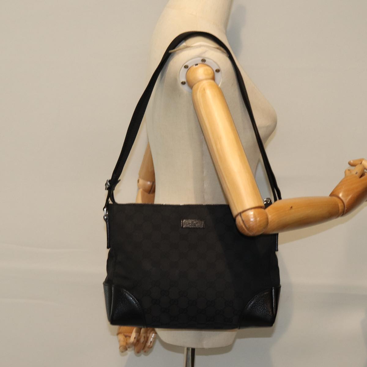GUCCI GG Canvas Shoulder Bag Black ep5103
