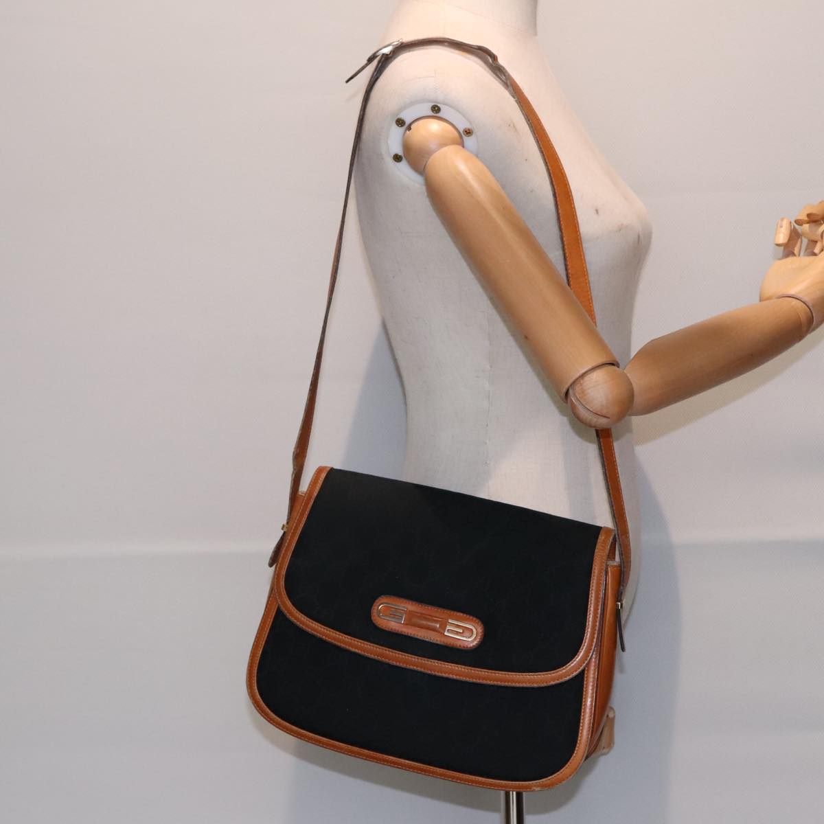 GUCCI GG Canvas Shoulder Bag Black Brown gold ep5626