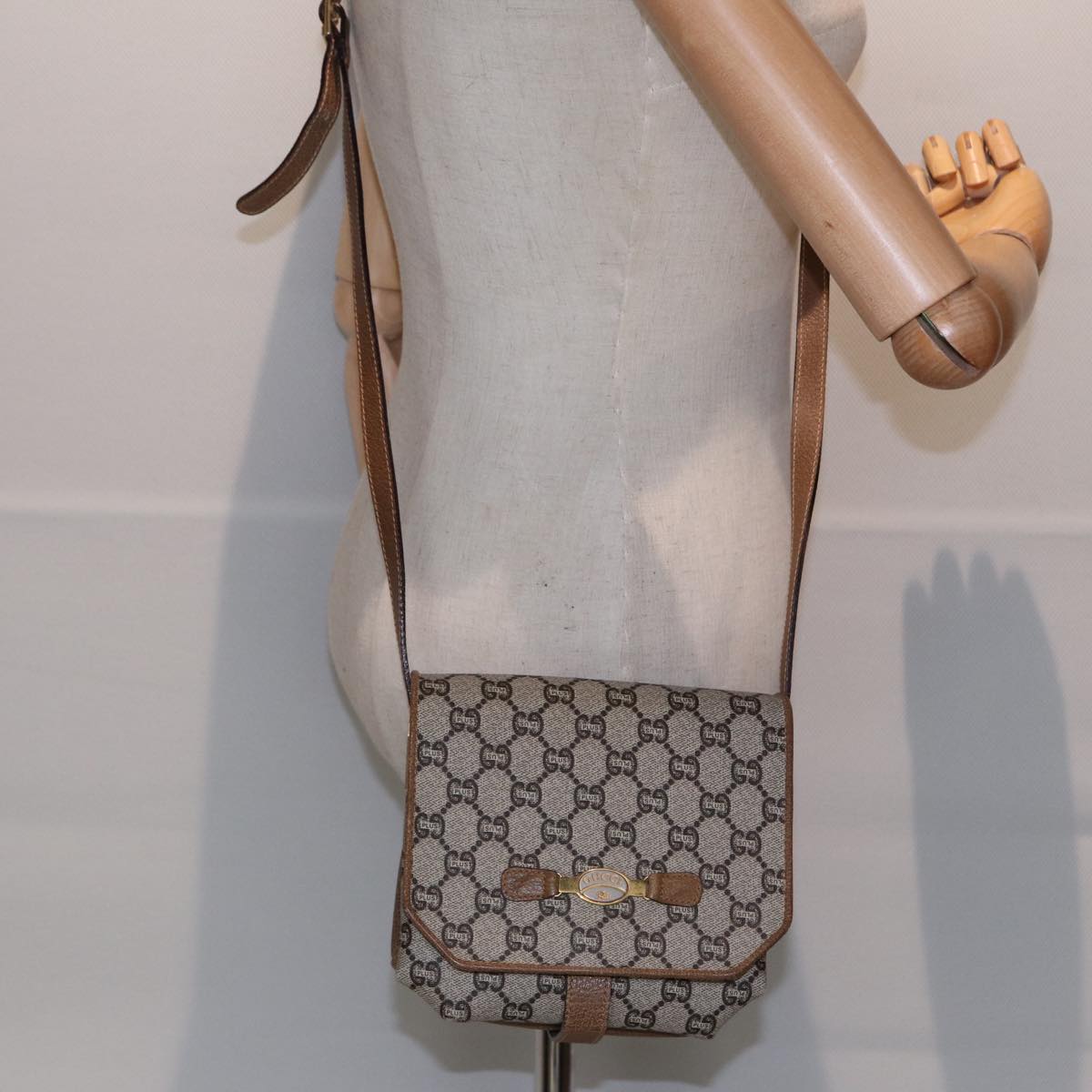 GUCCI GG Plus Supreme Shoulder Bag PVC Beige Gold ep5678