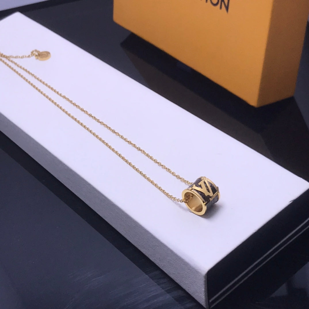 LV Necklaces 080