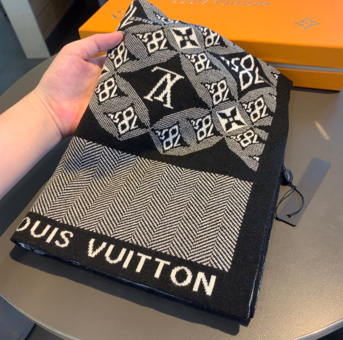 EN - Luxury LUV Scarf 008