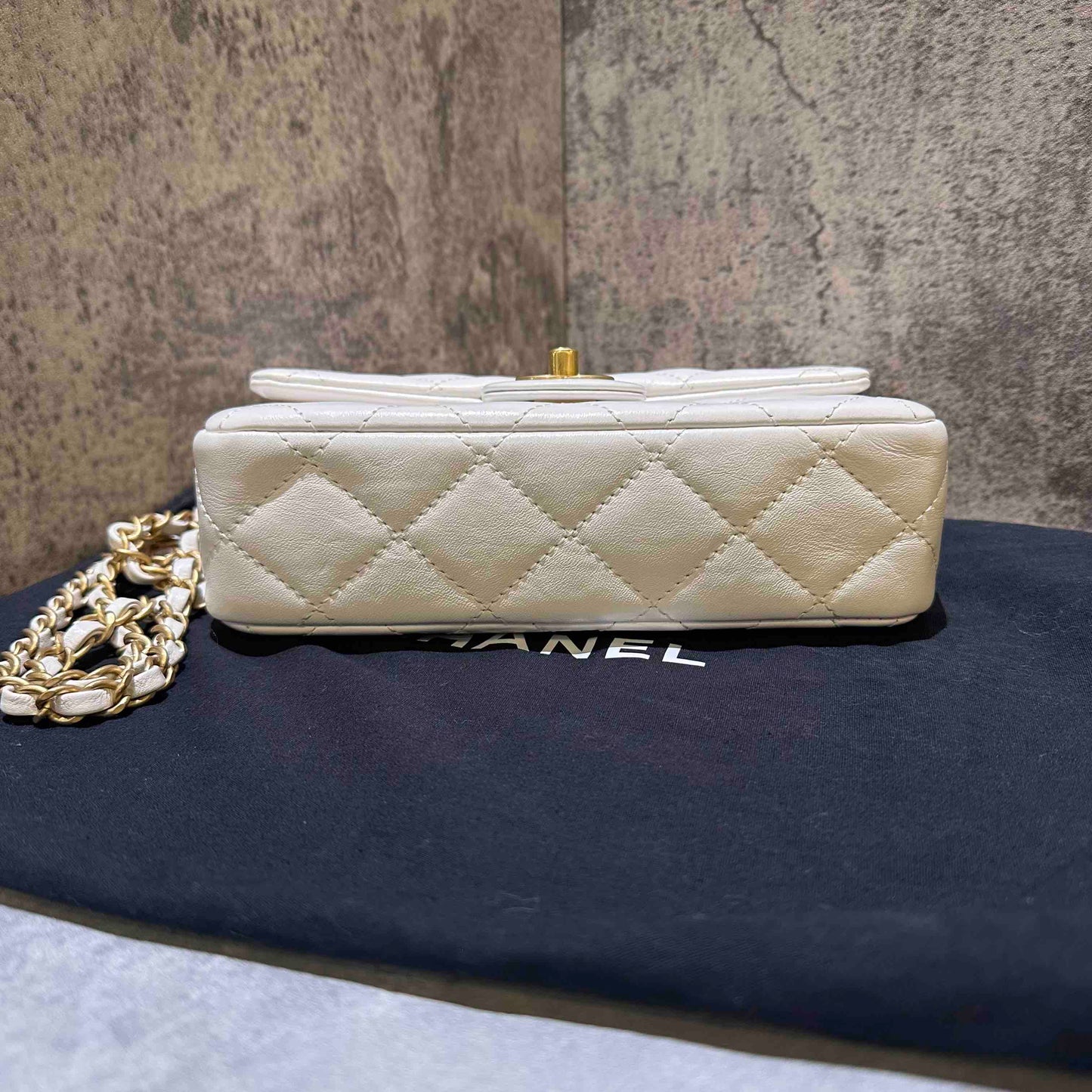 ???Preloved Chanel 24p seasonal style handlebag
