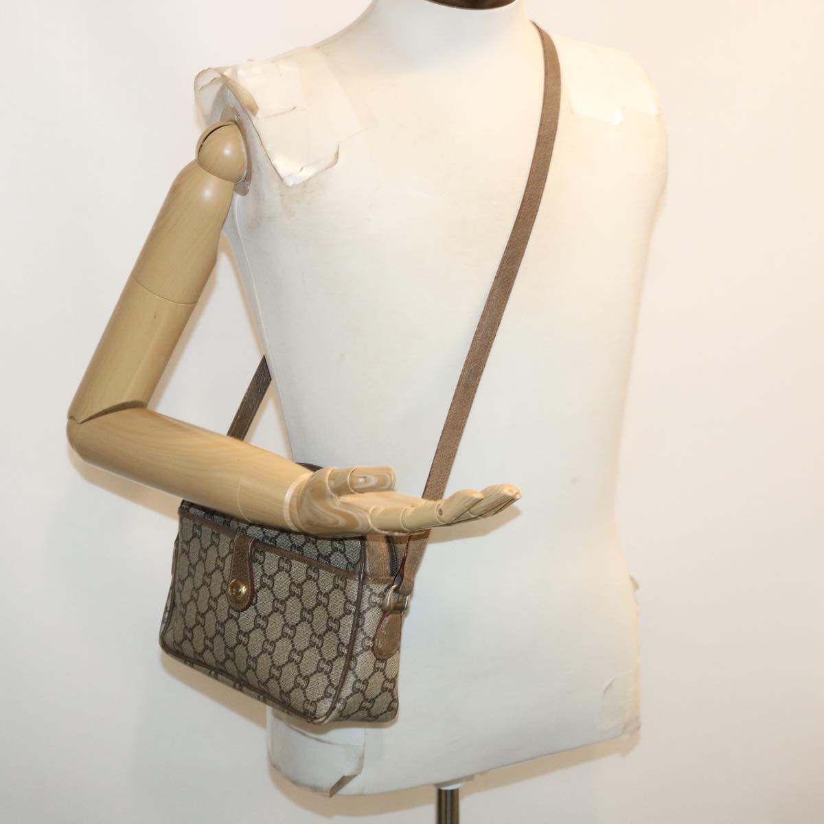 GUCCI GG Plus Canvas Shoulder Bag PVC Leather Beige ro556