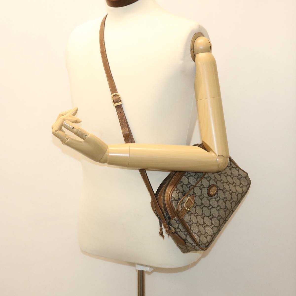 GUCCI GG Plus Canvas Shoulder Bag PVC Leather Beige ro789