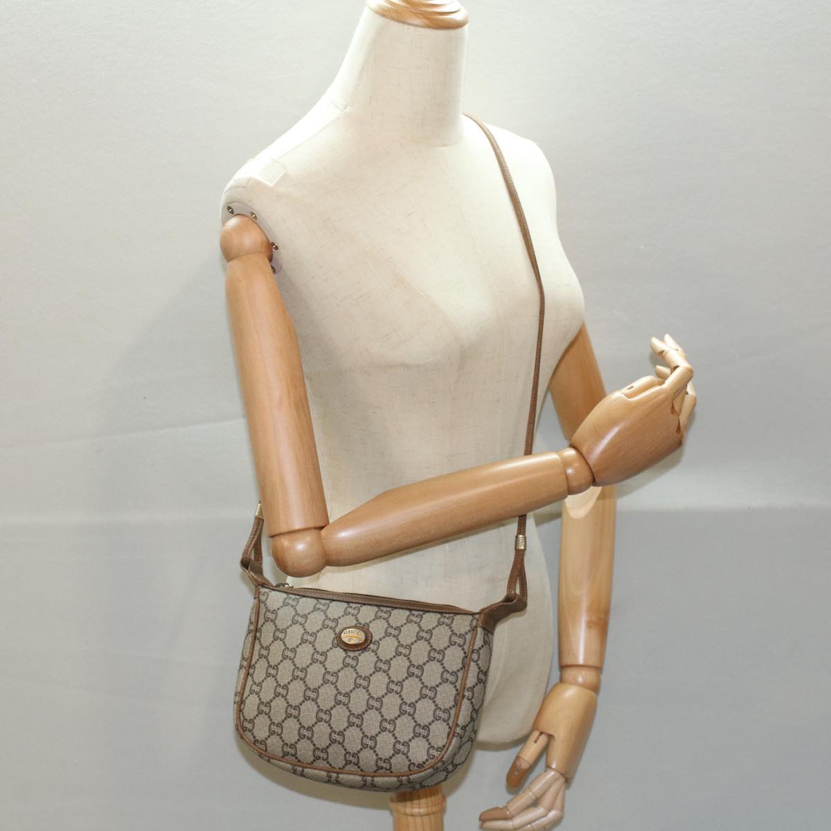 GUCCI GG Plus Canvas Shoulder Bag PVC Leather Beige th4028