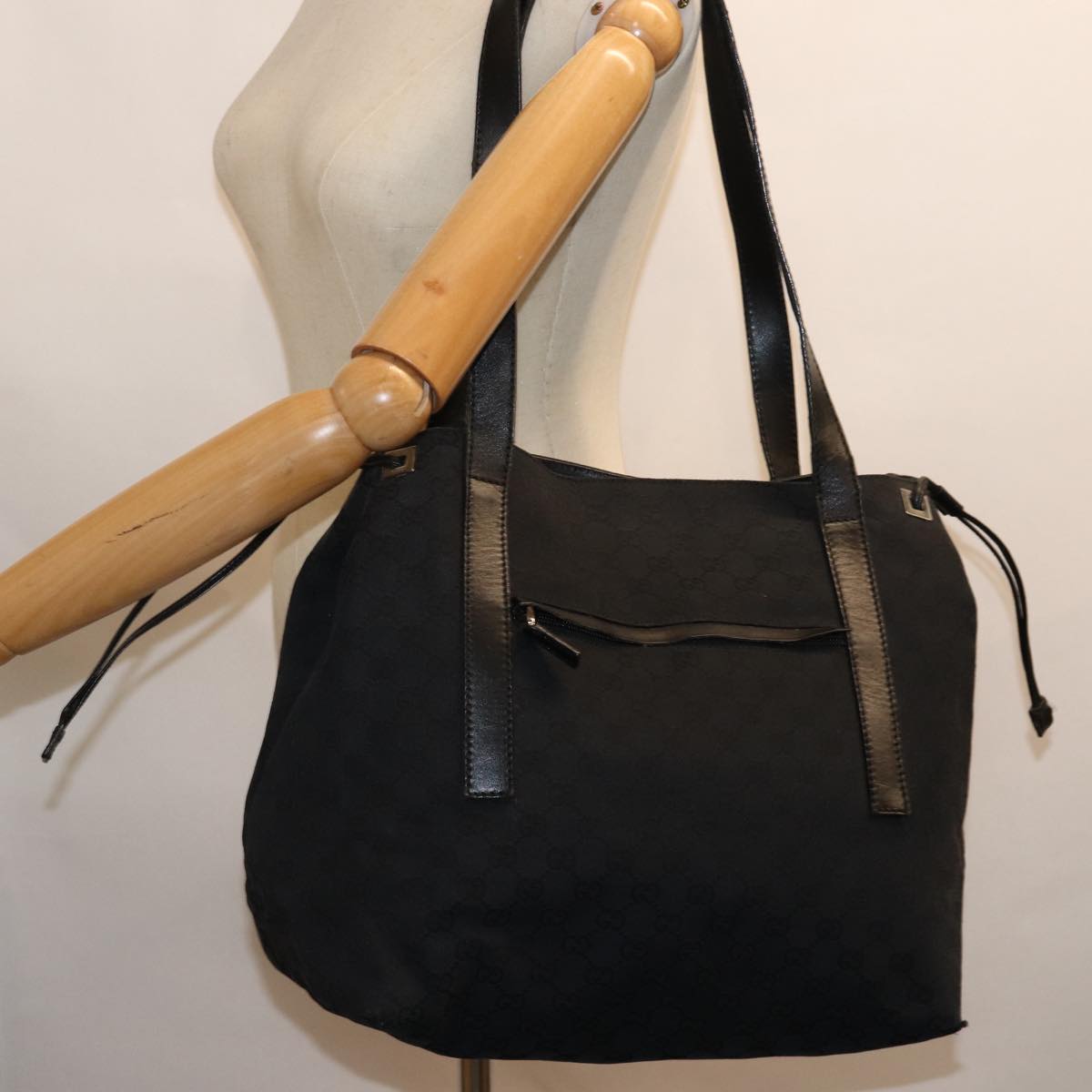 GUCCI GG Canvas Shoulder Bag Black ti1681