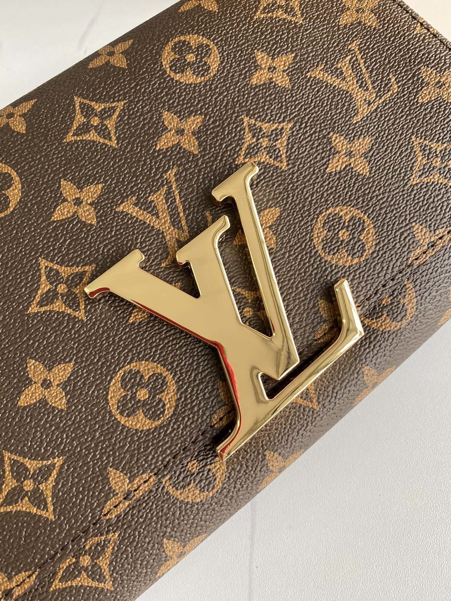 EN - New Arrival Wallet LUV 056