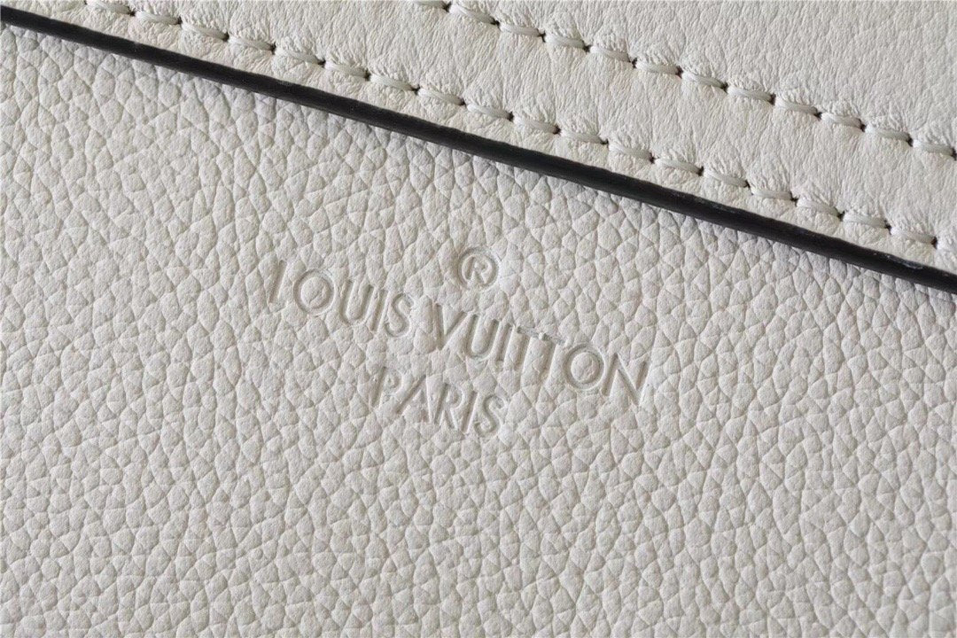 LV Lockme Tender White For Women, WomenÃ¢â‚¬â„¢s Handbags, Shoulder And Crossbody Bags 7.5in/19cm LV